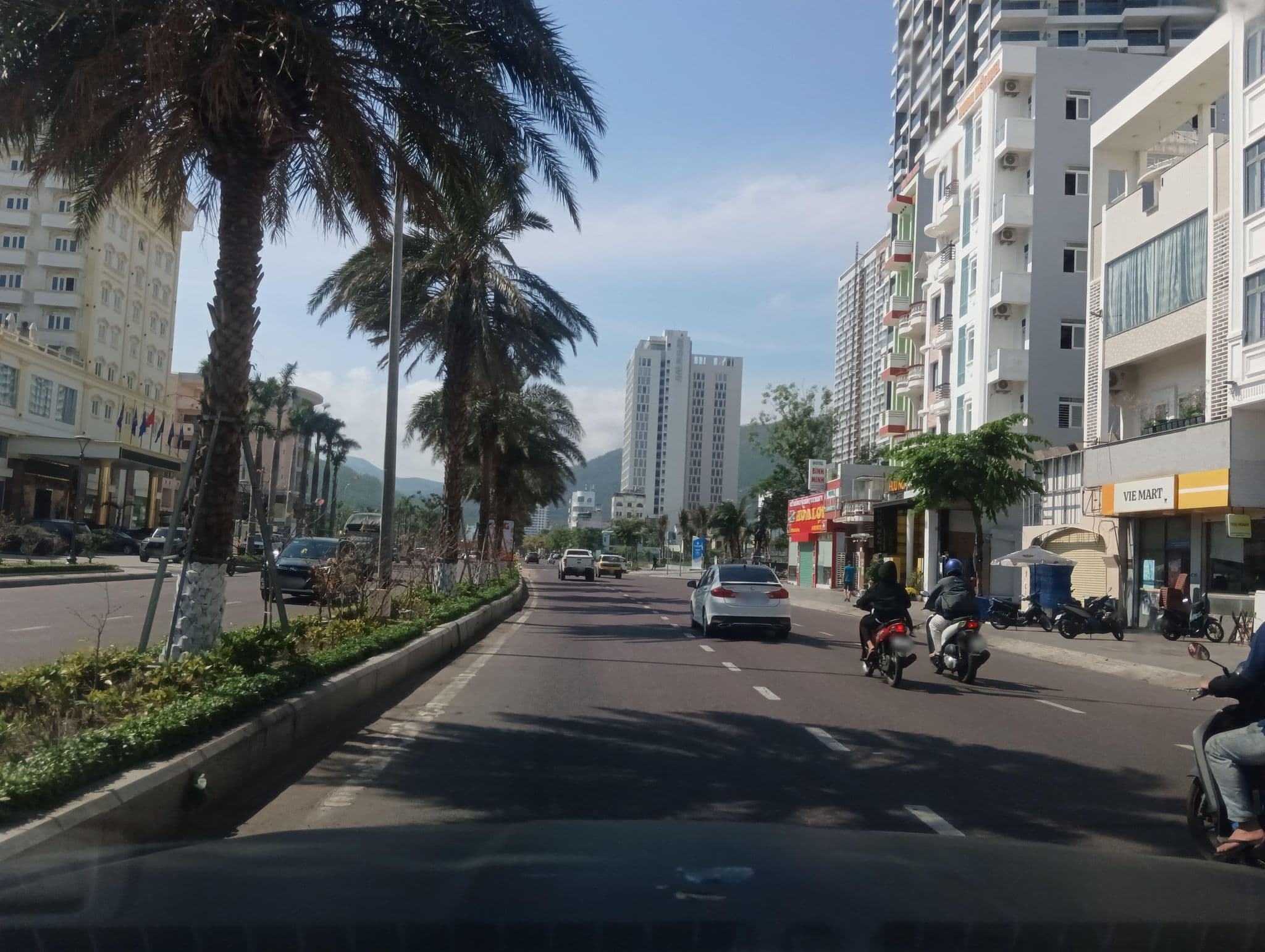Street view near Barbara's Backpacker Hotel & Cafe, Qui Nhon — © builangbat (CC BY-SA · Mapillary)
