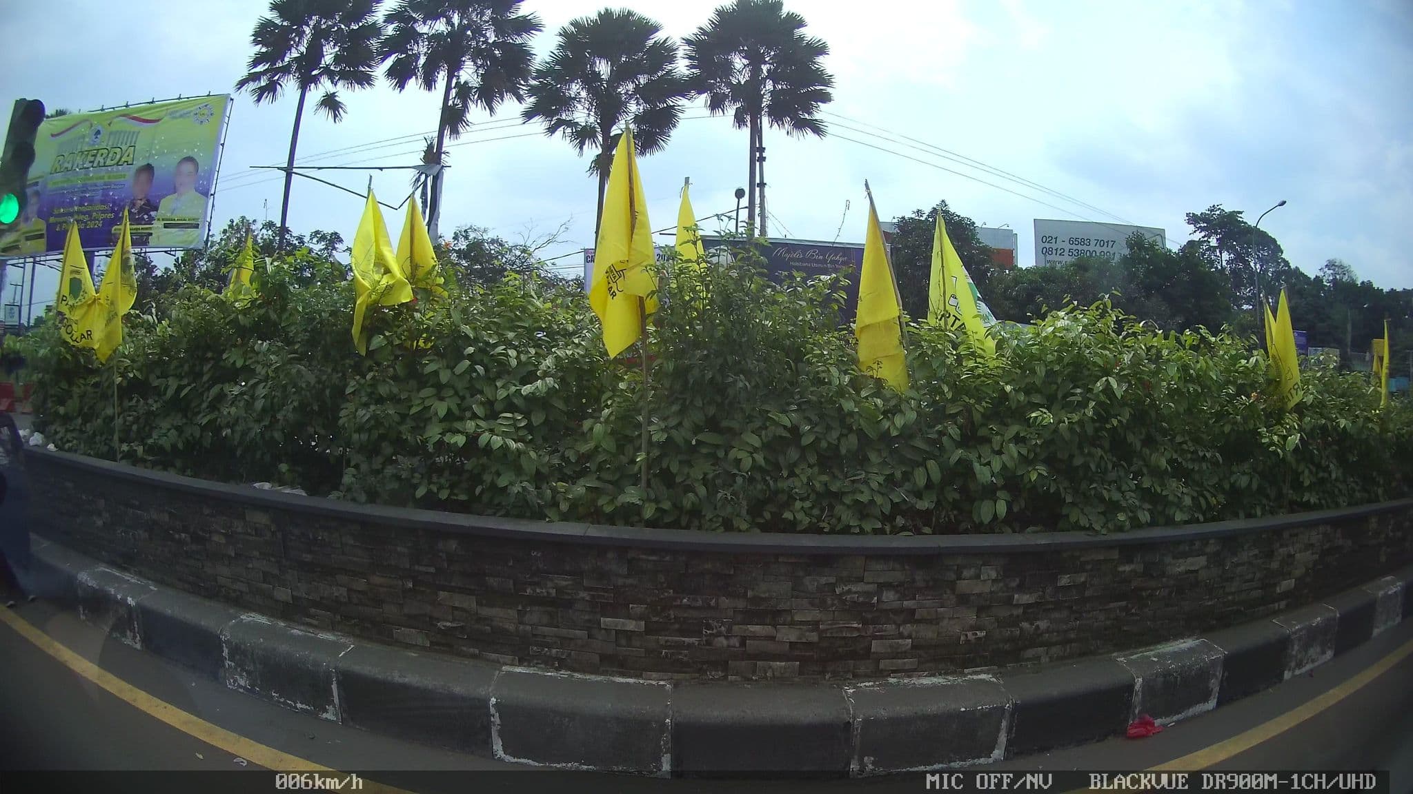 Street view near The Green Hotel, Caringin — © kaart_2 (CC BY-SA · Mapillary)