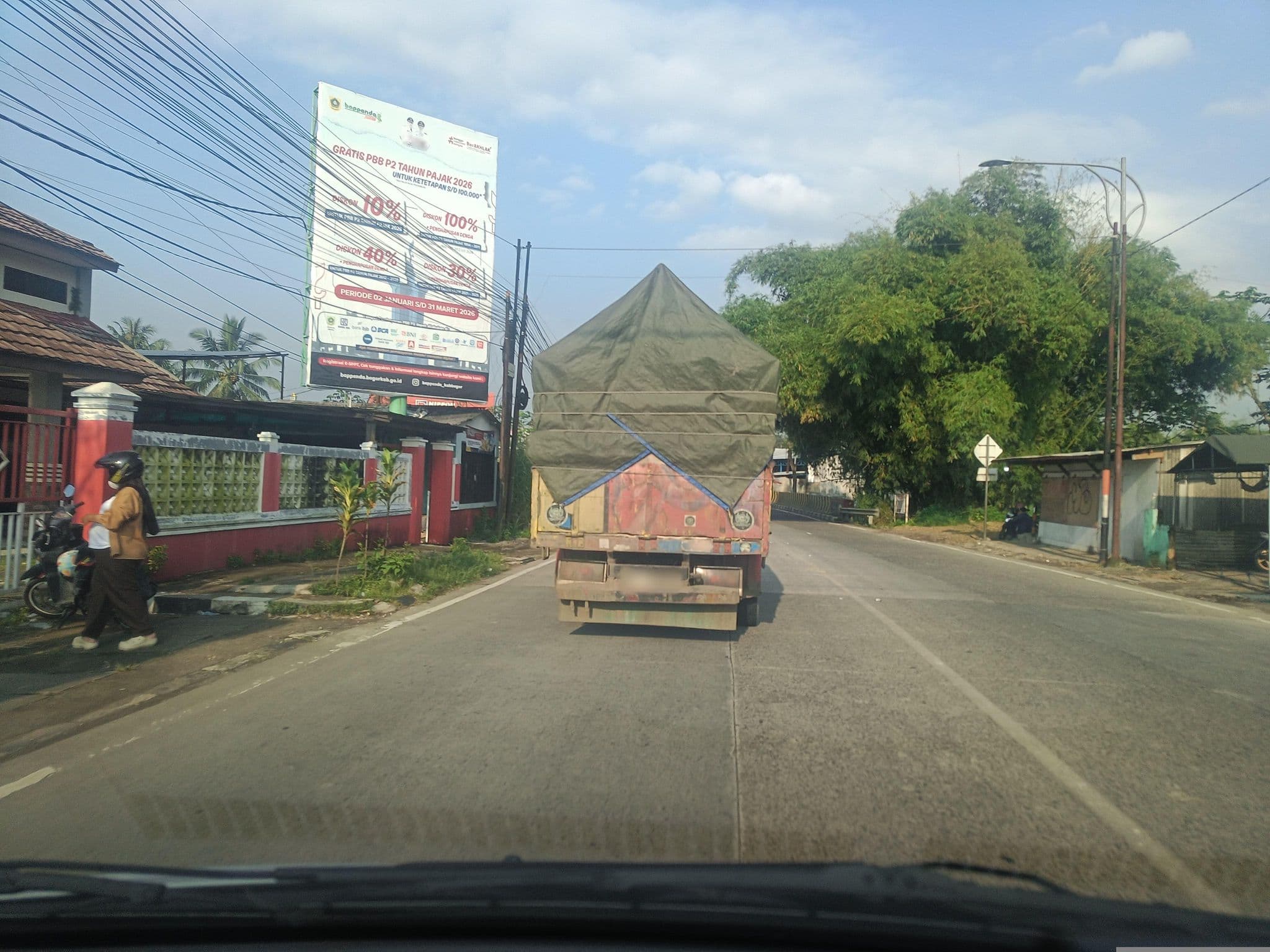 Street view near Wisma kinasih, Caringin — © hen0ch (CC BY-SA · Mapillary)