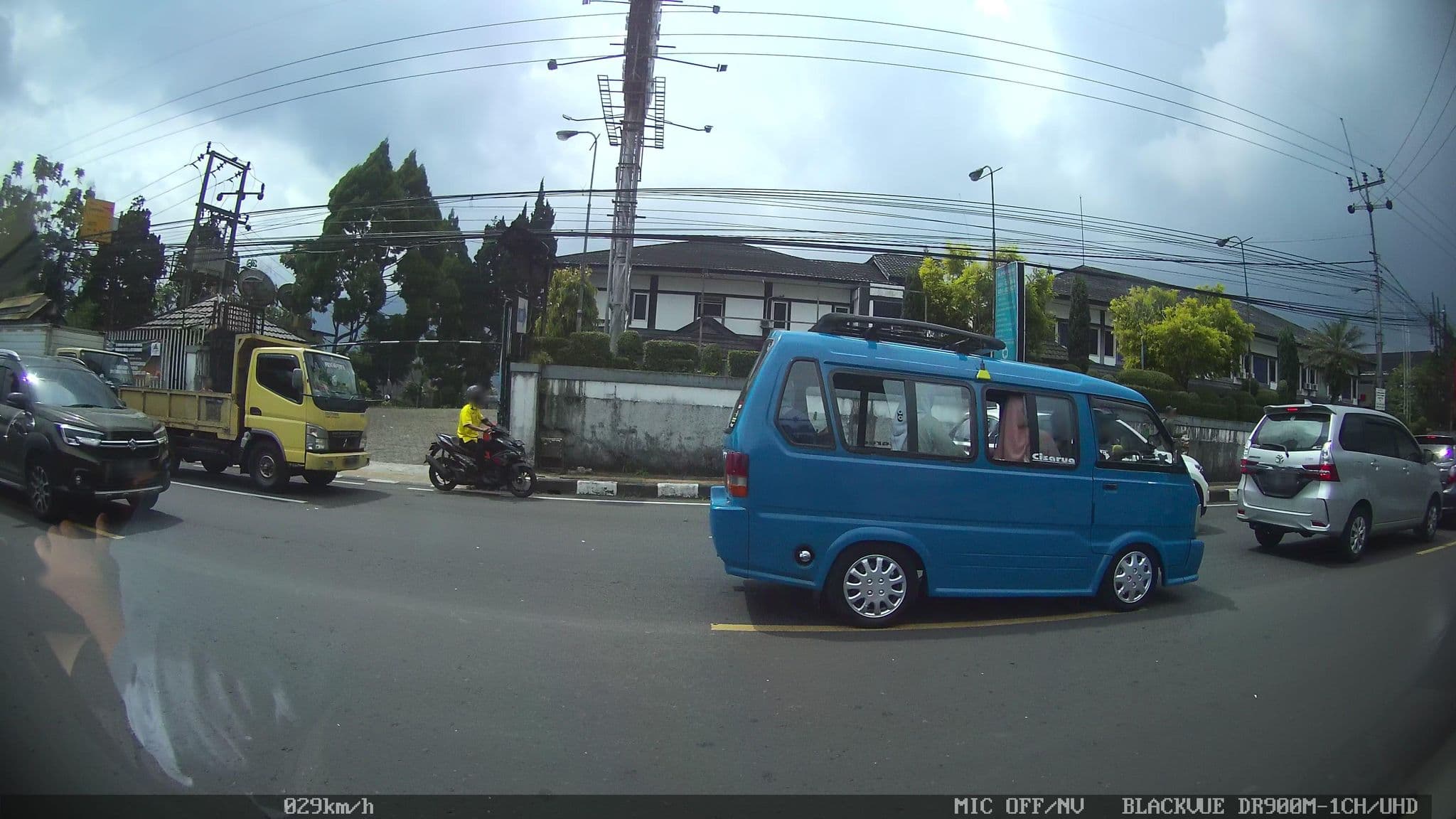 Street view near Puncak raya hotel, Caringin — © kaart_2 (CC BY-SA · Mapillary)