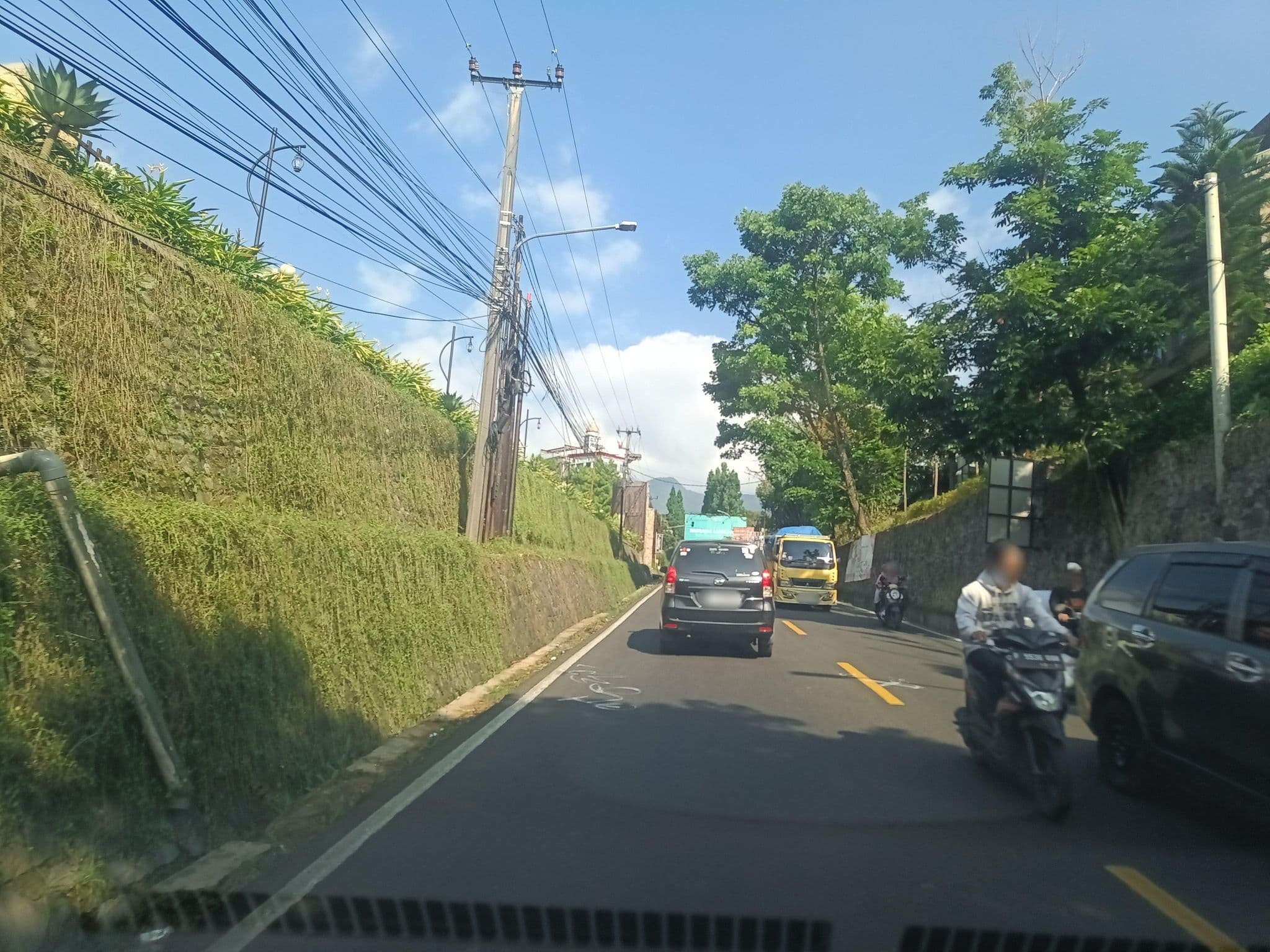 Street view near Hotel Bukit Indah #208, Caringin — © hen0ch (CC BY-SA · Mapillary)
