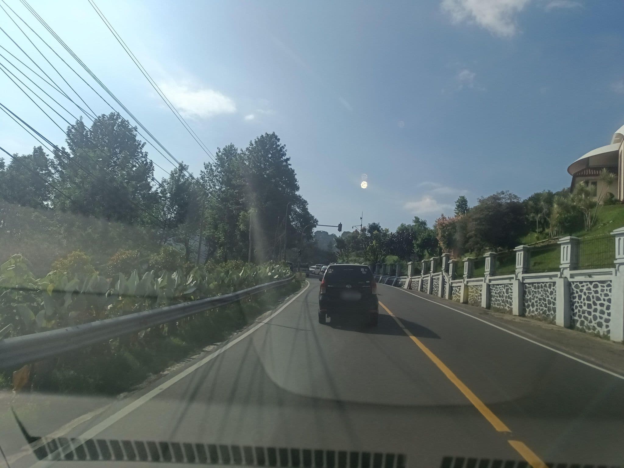 Street view near HOTEL BOROBUDUR, Caringin — © hen0ch (CC BY-SA · Mapillary)