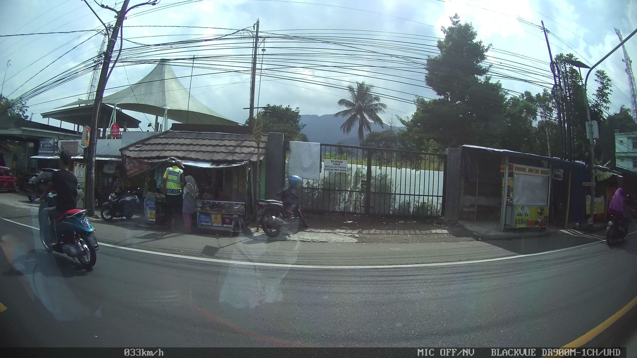 Street view near Morrissey Hotel, Caringin — © kaart_2 (CC BY-SA · Mapillary)