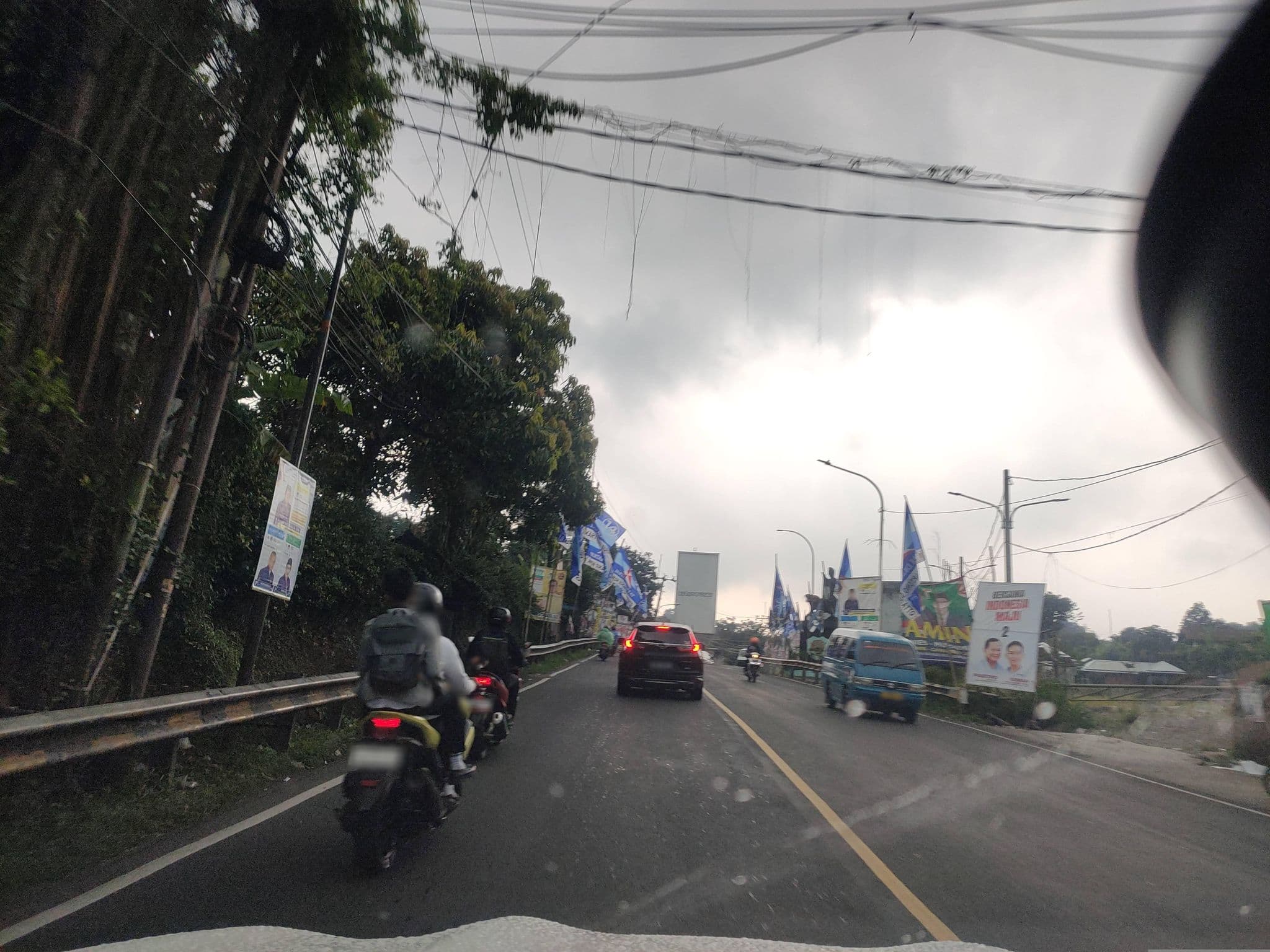 Street view near Ruang Tamu & Makan Pavilyun Flamboyan 101-102 Hotel Pramesthi, Caringin — © Kaart_Local (CC BY-SA · Mapillary)