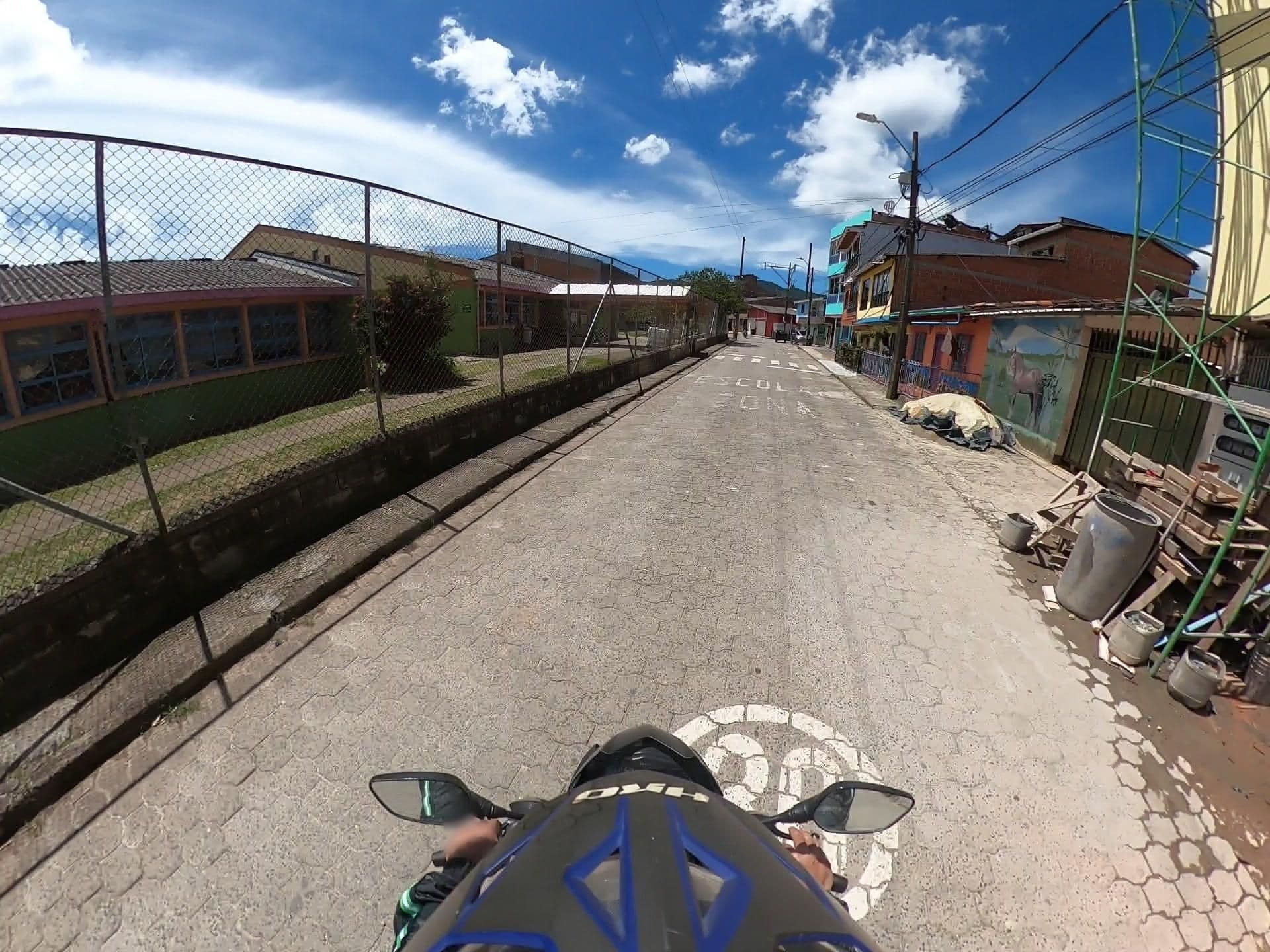 Street view near Artesanos y Turistas, Guatapé — © 360recorrido (CC BY-SA · Mapillary)