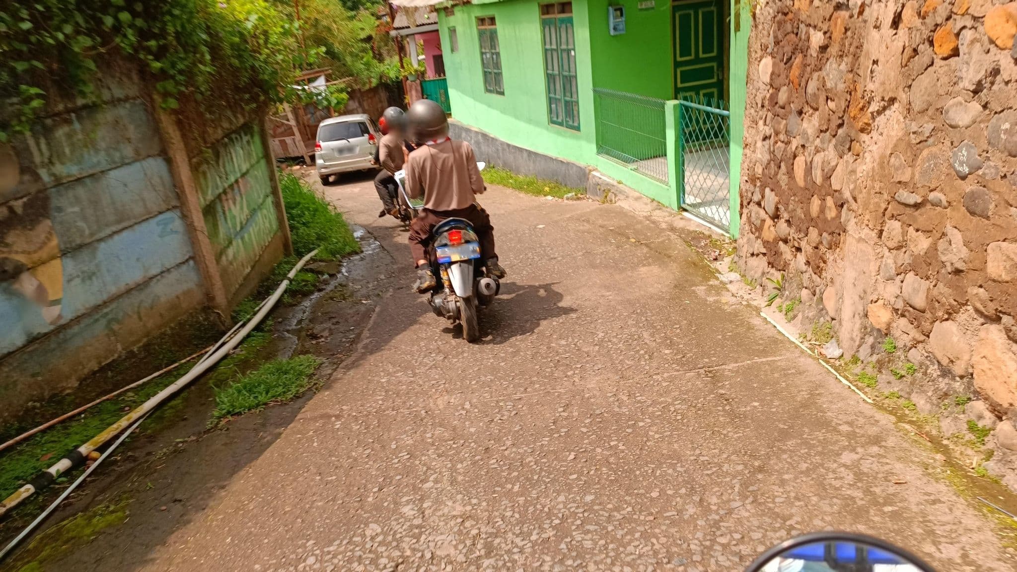 Street view near Wisma Lab Tenaga Air Mini, PLN Cipayung, Caringin — © riyadiwibowo (CC BY-SA · Mapillary)