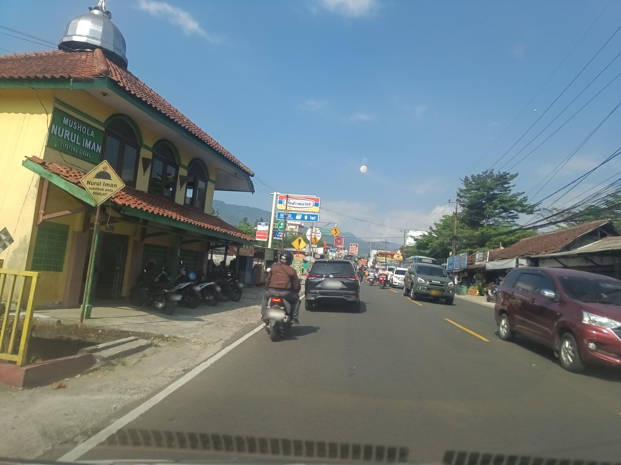 Street view near Hotel khatulistiwa, Caringin — © hen0ch (CC BY-SA · Mapillary)