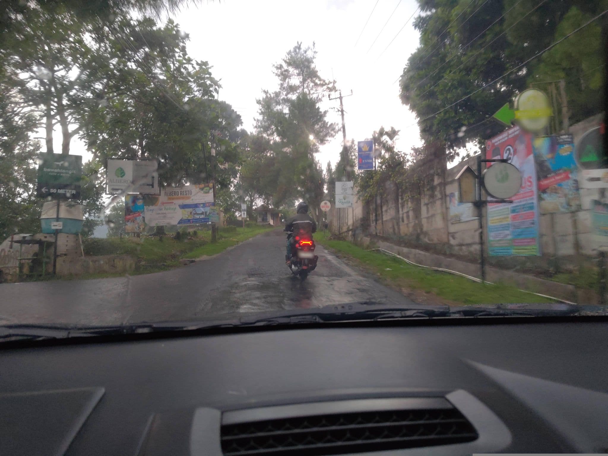 Street view near The Village, Caringin — © FotoPeta (CC BY-SA · Mapillary)