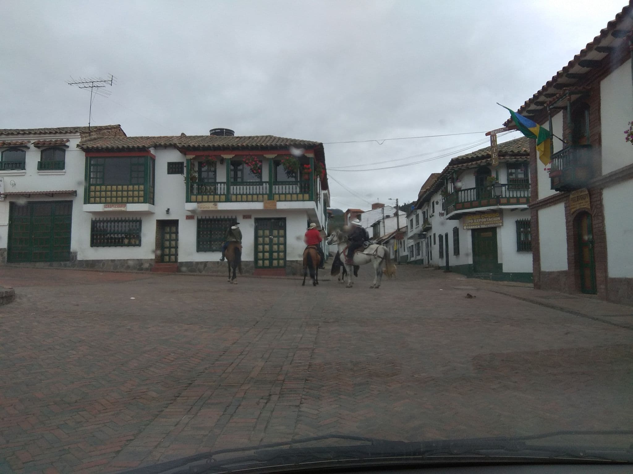 Street view near Monguí plaza, Monguí — © leoguti (CC BY-SA · Mapillary)