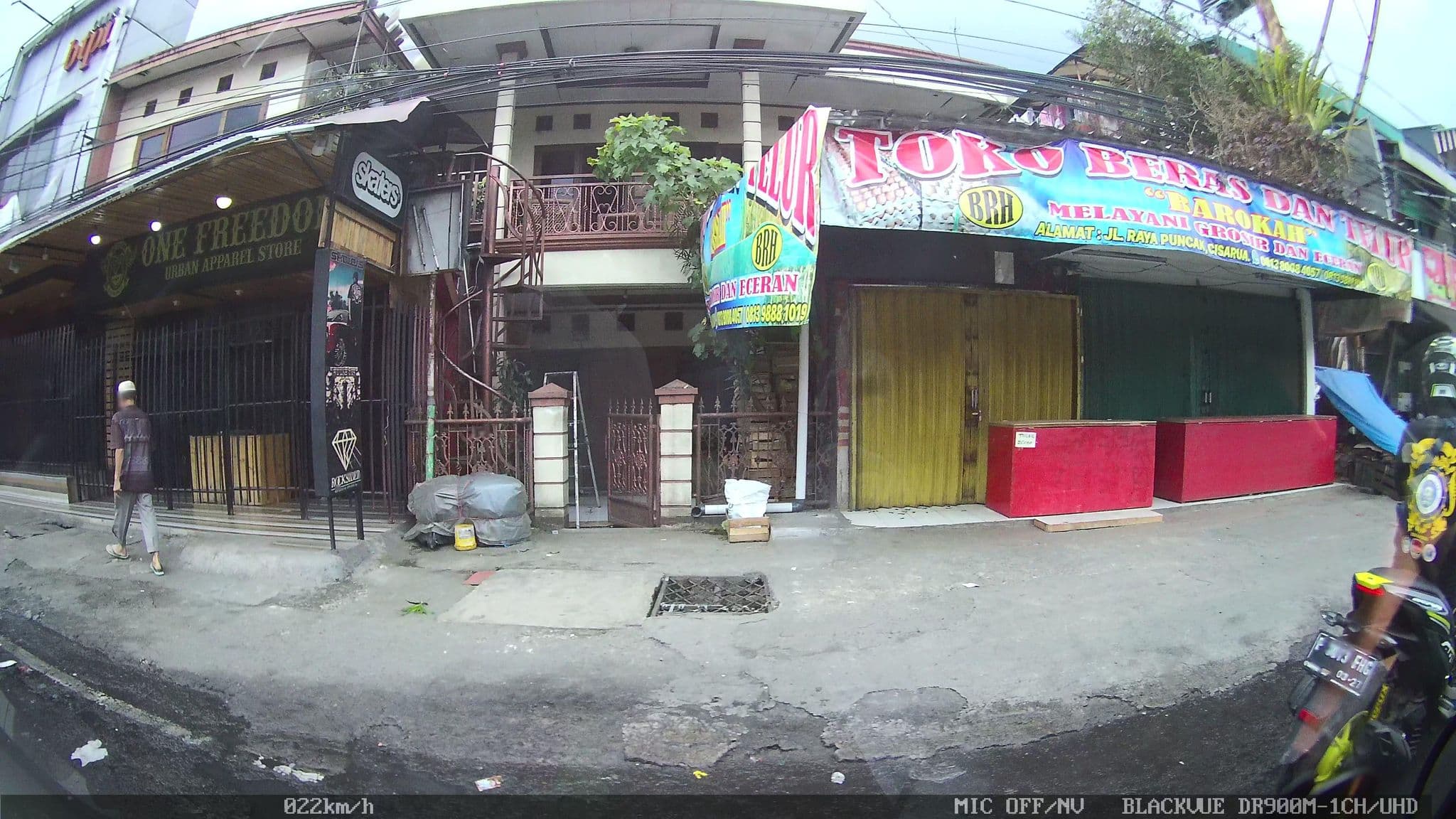 Street view near Parama Hotel Room 110, Caringin — © kaart_2 (CC BY-SA · Mapillary)