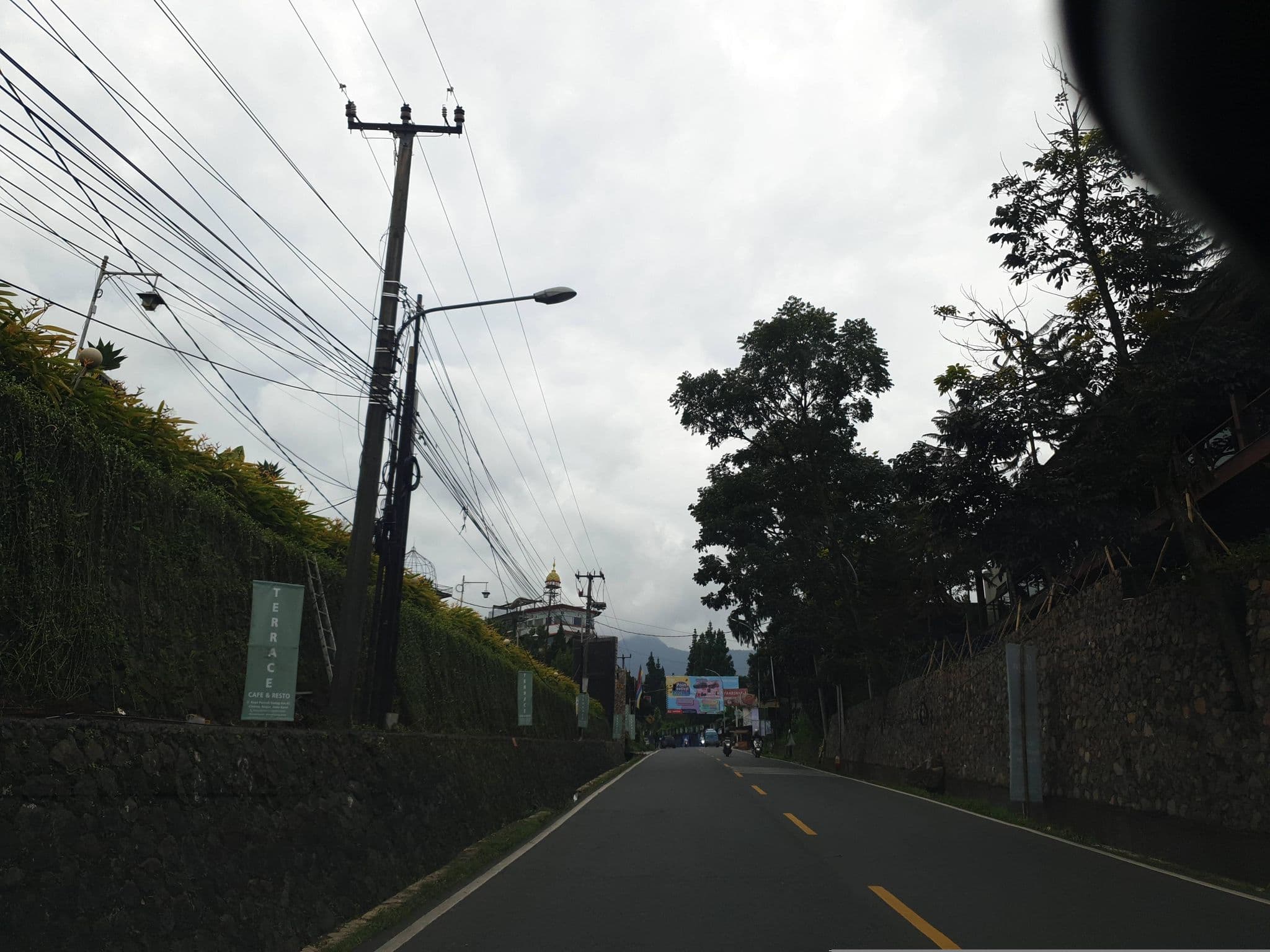 Street view near Airy Cisarua Raya Puncak KM 85 Bogor, Caringin — © Kaart_Local (CC BY-SA · Mapillary)