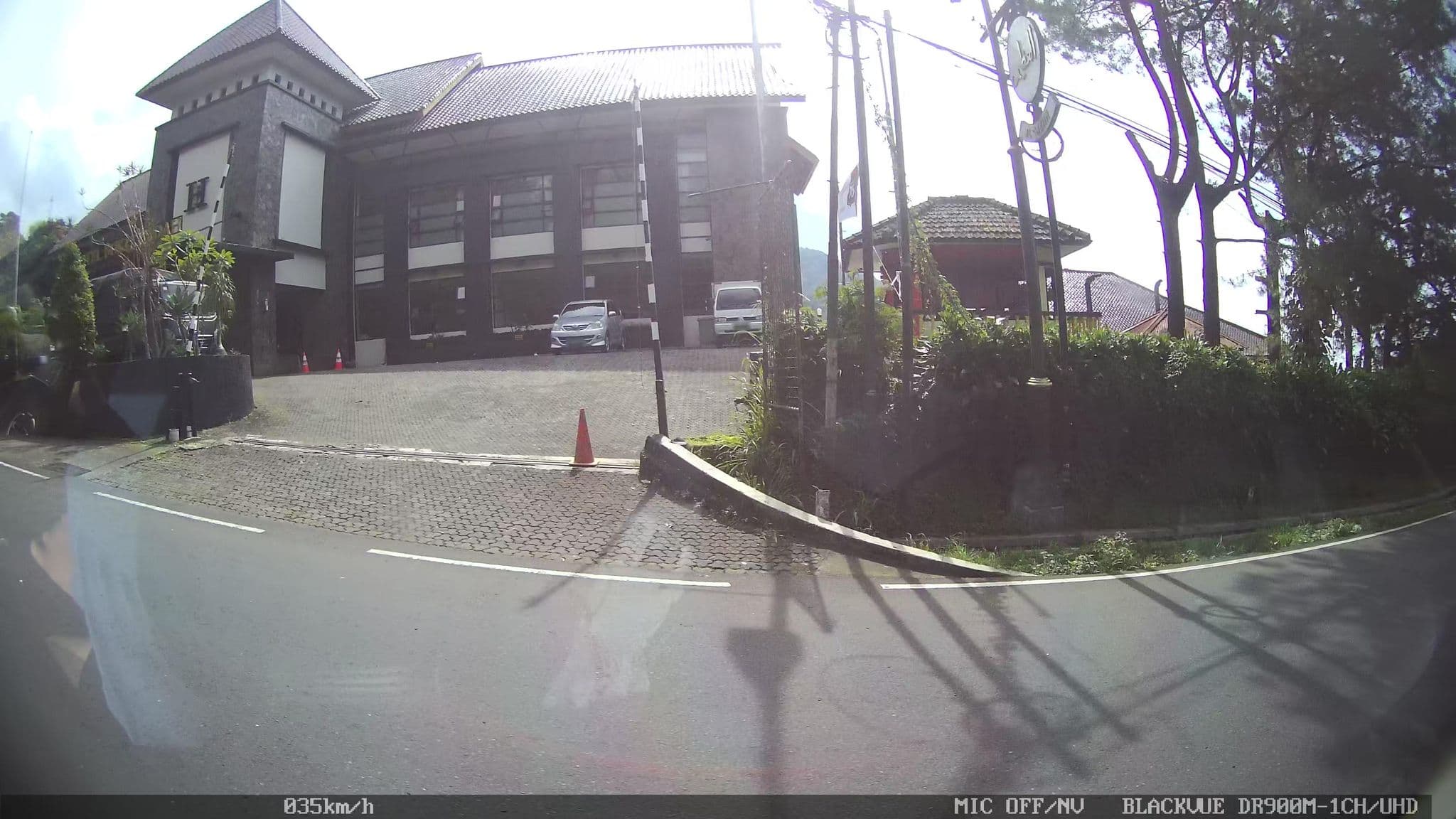Street view near Hotel Bukit Indah, Puncak Pass, Caringin — © kaart_2 (CC BY-SA · Mapillary)