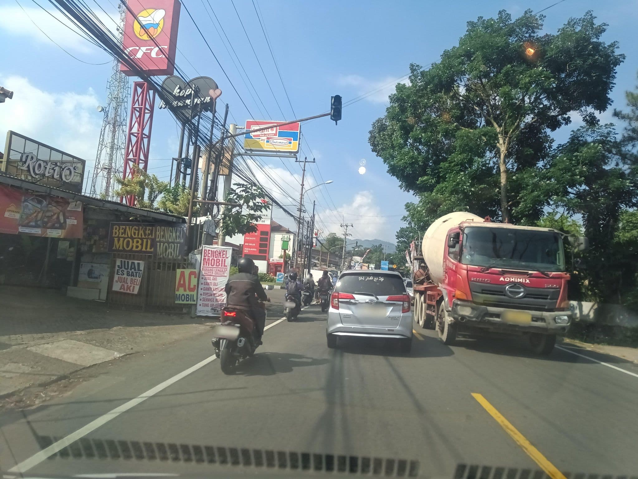 Street view near Novus Resort and Spa Cipanas Puncak, Caringin — © hen0ch (CC BY-SA · Mapillary)