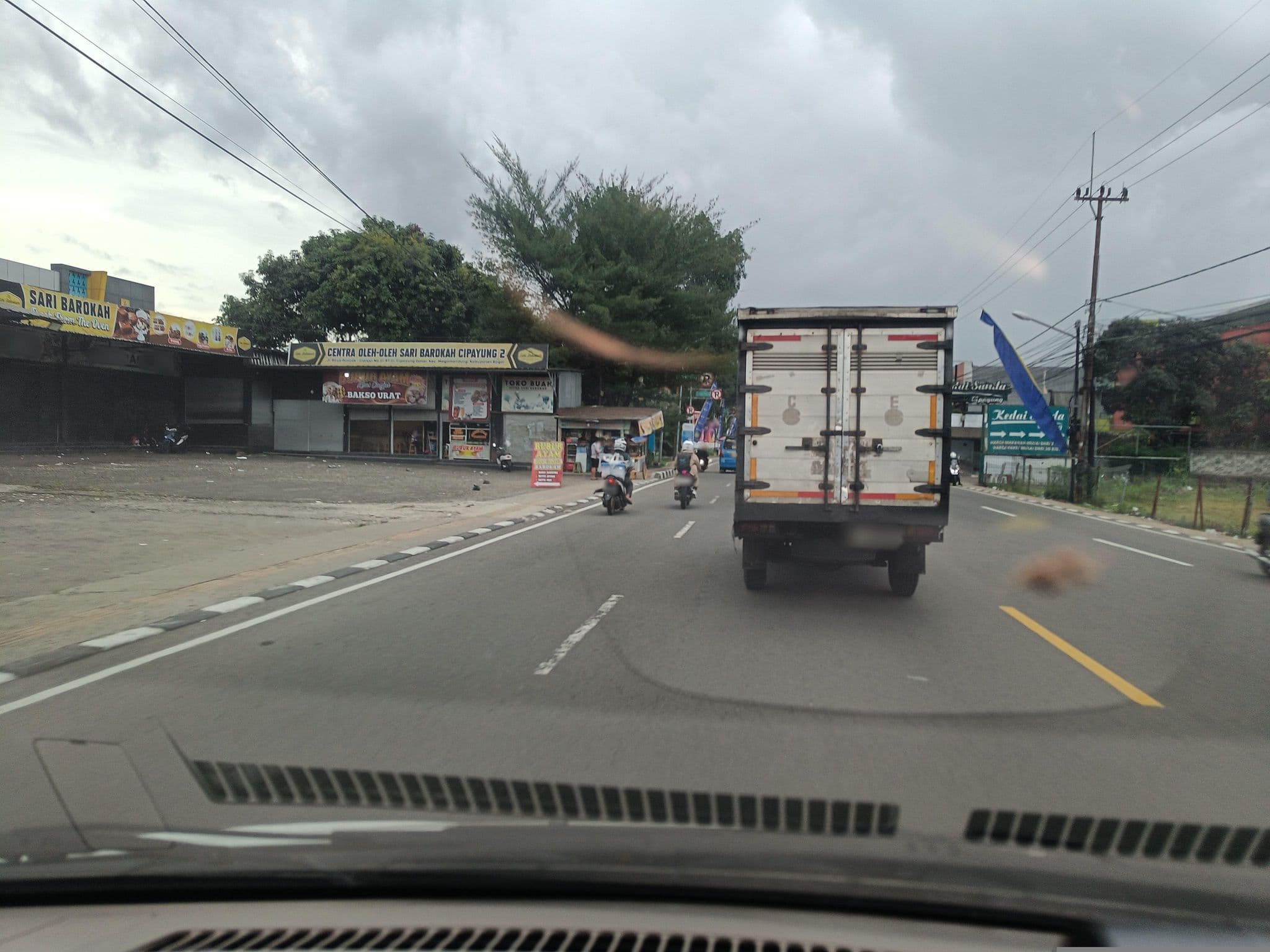 Street view near Hotel Accram, Caringin — © hen0ch (CC BY-SA · Mapillary)