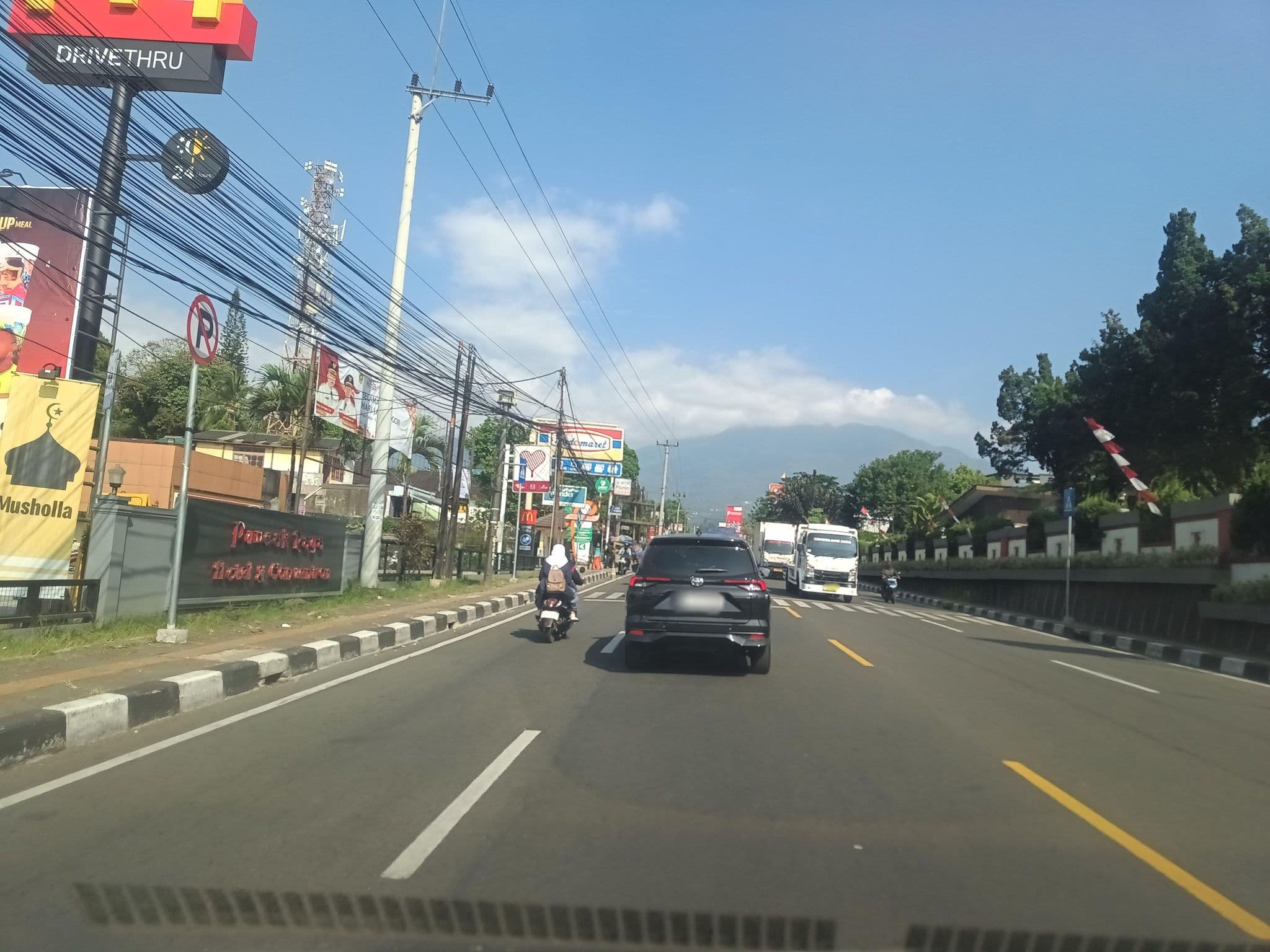 Street view near Hotel Arjuna, Caringin — © hen0ch (CC BY-SA · Mapillary)