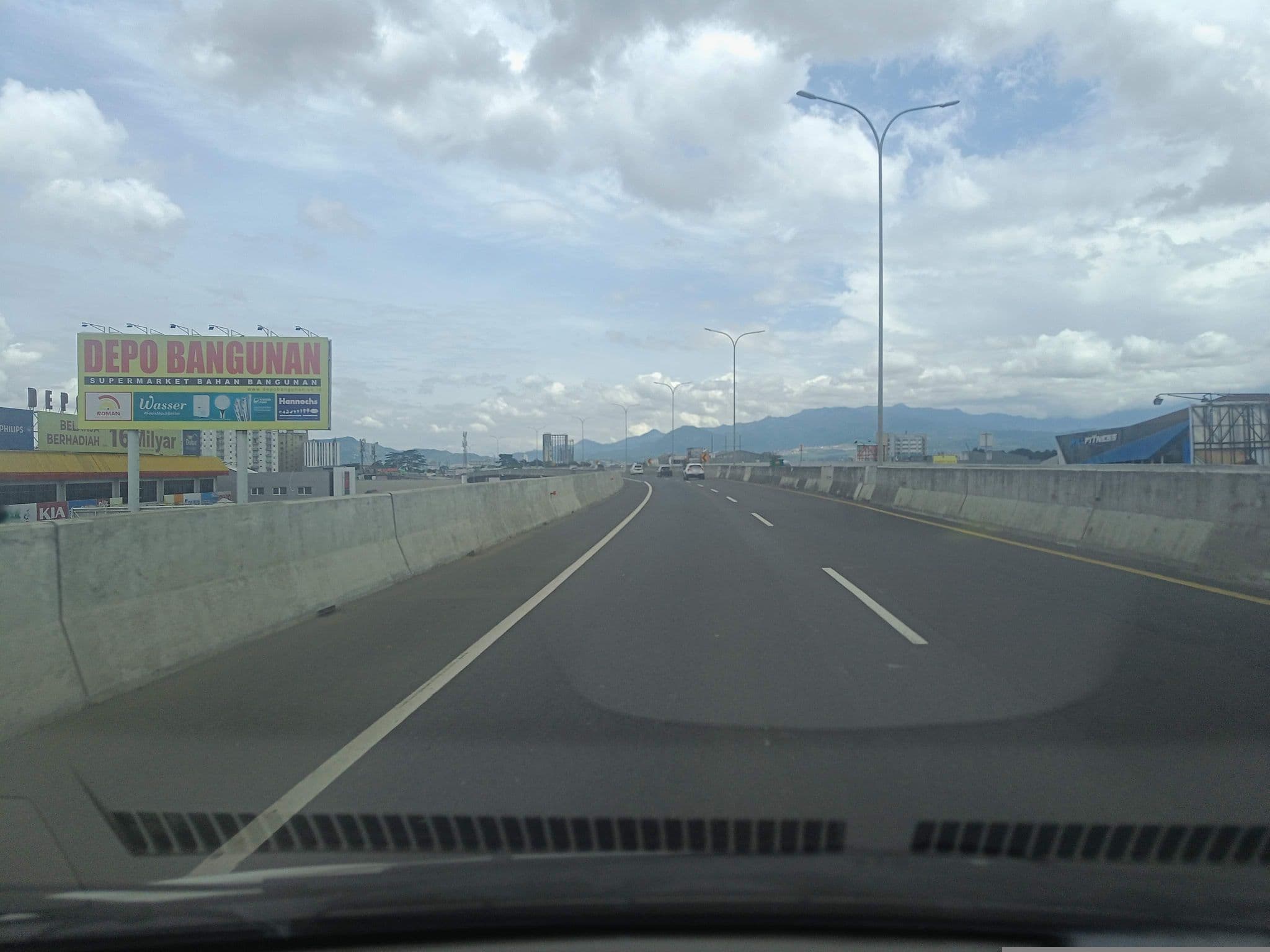 Street view near Salsabila's Hotel, Bogor — © hen0ch (CC BY-SA · Mapillary)