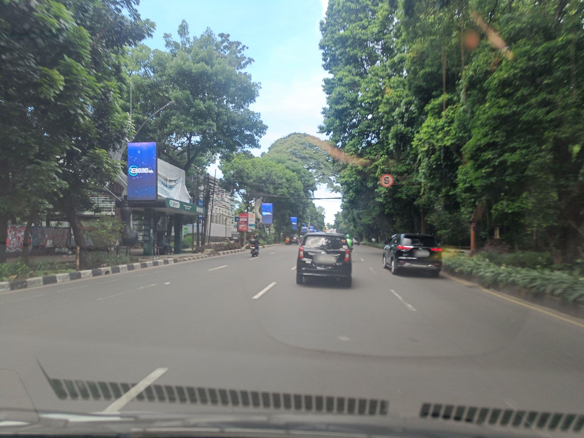 Street view near Padjadjaran Suites Hotel, Bogor — © hen0ch (CC BY-SA · Mapillary)