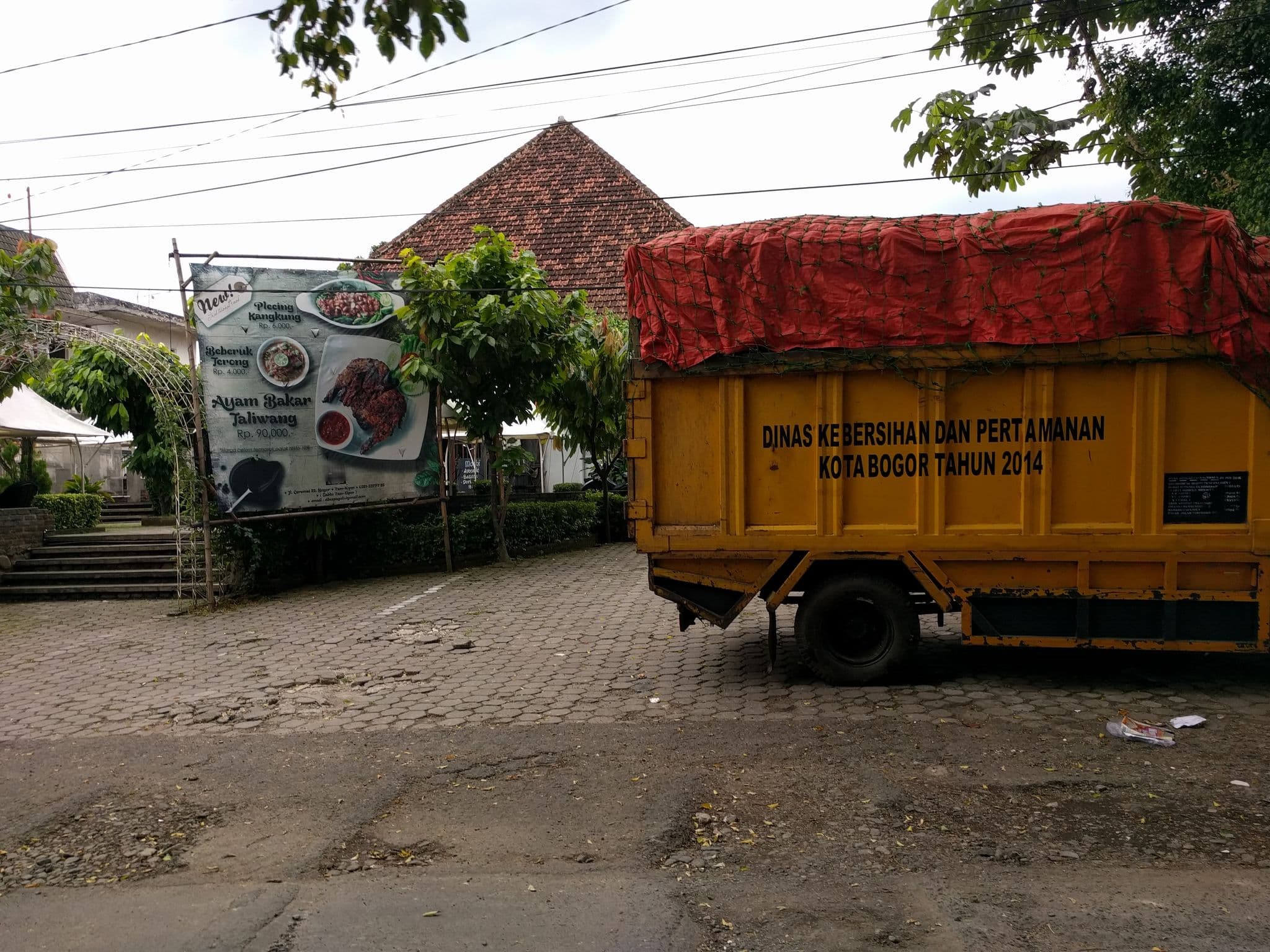 Street view near The Grand Hill Resort Hotel, Bogor — © tfachrina (CC BY-SA · Mapillary)