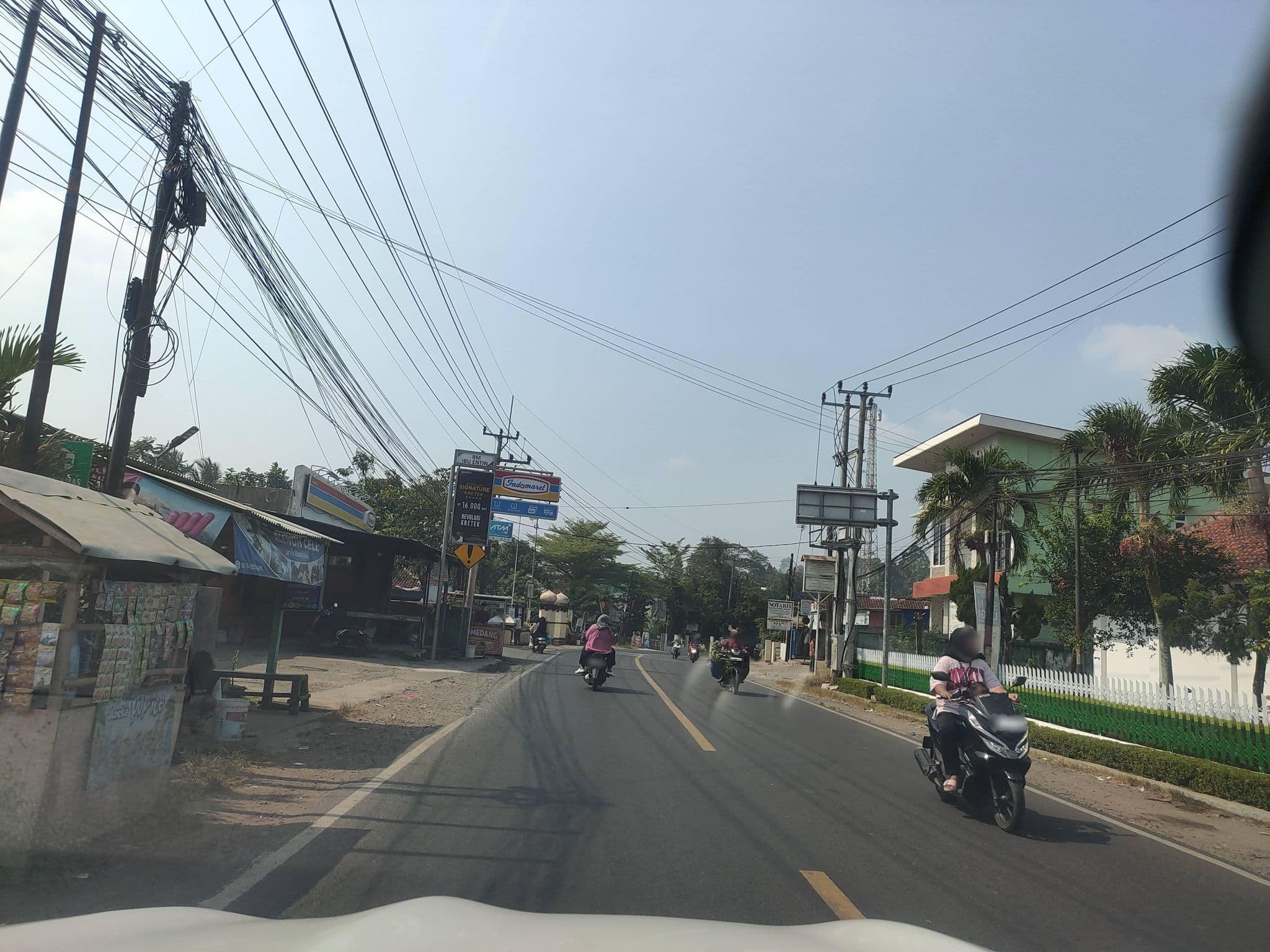 Street view near Hotel Millenium Jakarta, Labuan — © Kaart_Local (CC BY-SA · Mapillary)