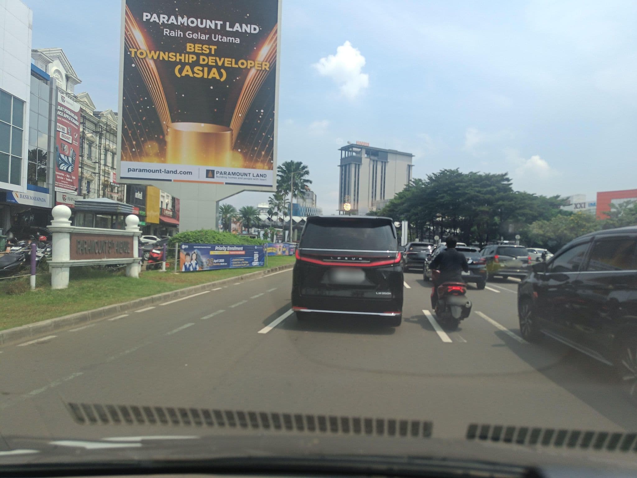 Street view near The Losari Hotels, Tangerang — © hen0ch (CC BY-SA · Mapillary)