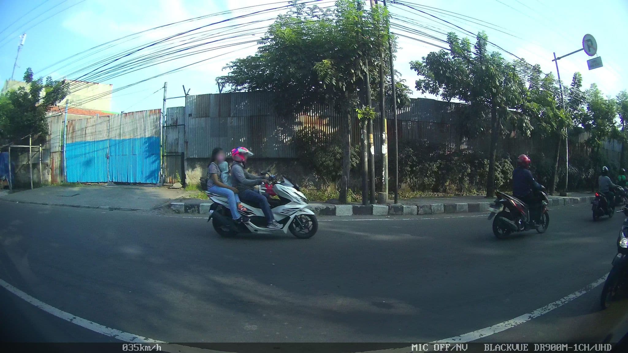 Street view near Plaza Pasar Baru, Hotel PU PPPA Daarul Qur'an, Tangerang — © kaart_2 (CC BY-SA · Mapillary)