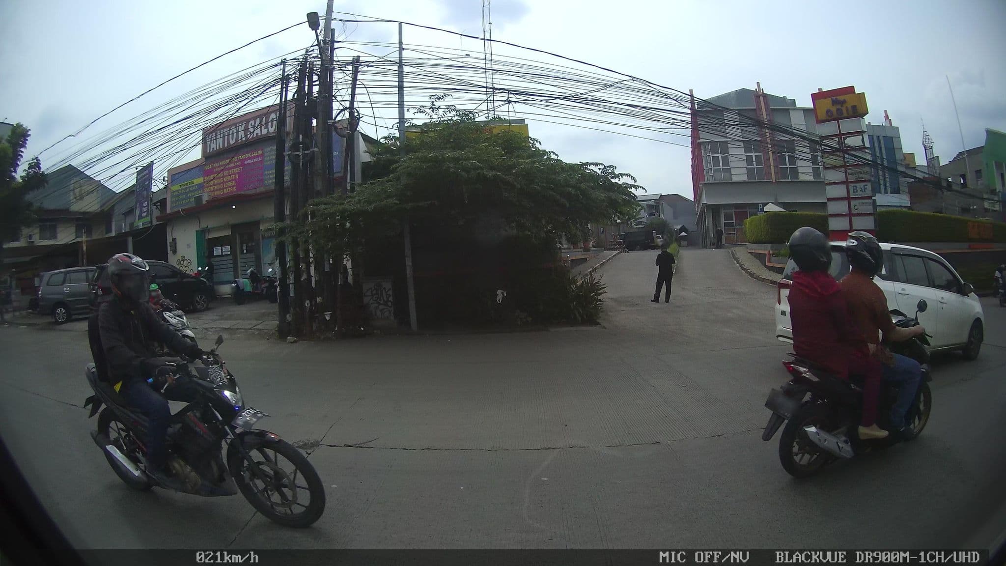 Street view near Ahadiat hotel dan bungalow, Pamulang — © kaart_2 (CC BY-SA · Mapillary)