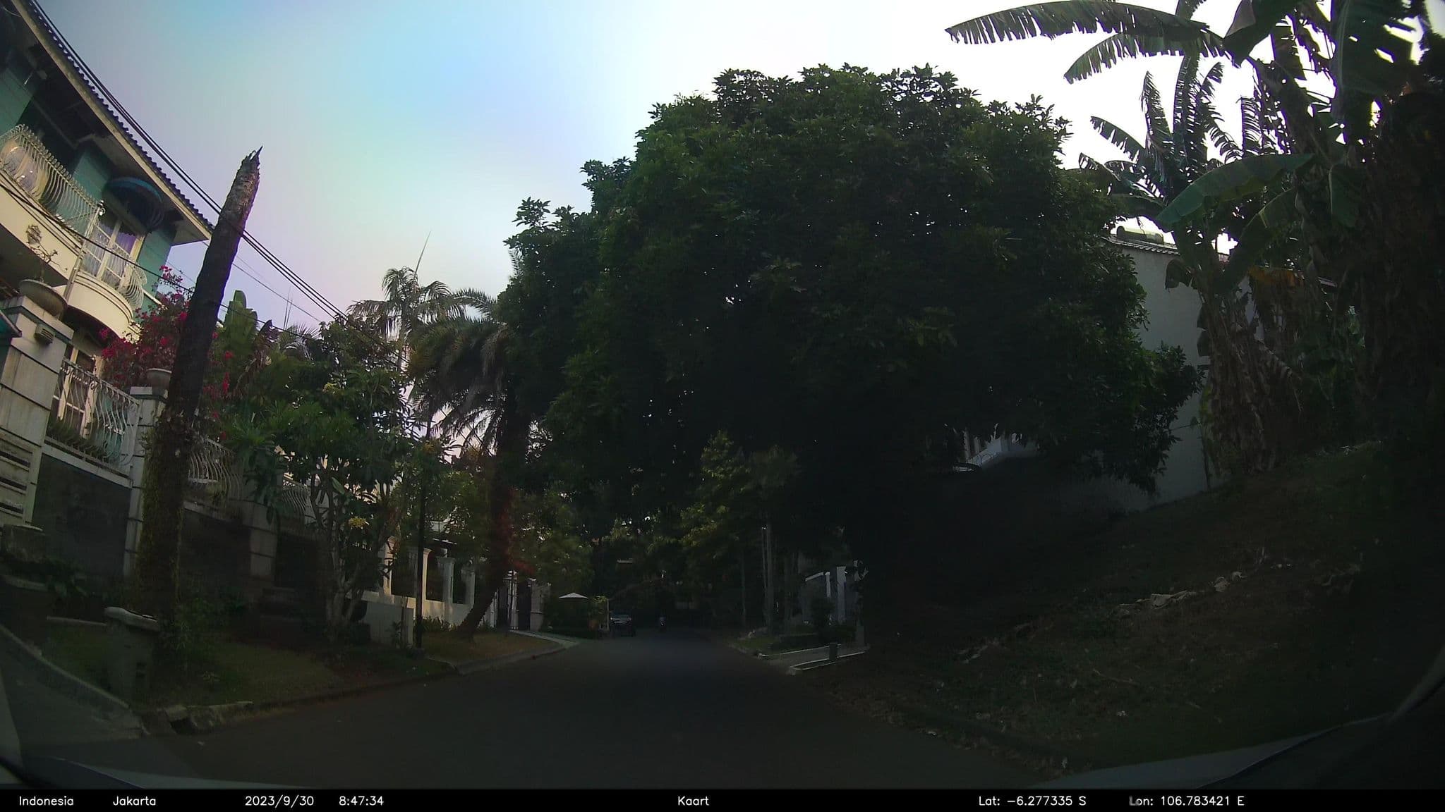 Street view near sofa empuk samping pintu, South Tangerang — © kaart_2 (CC BY-SA · Mapillary)