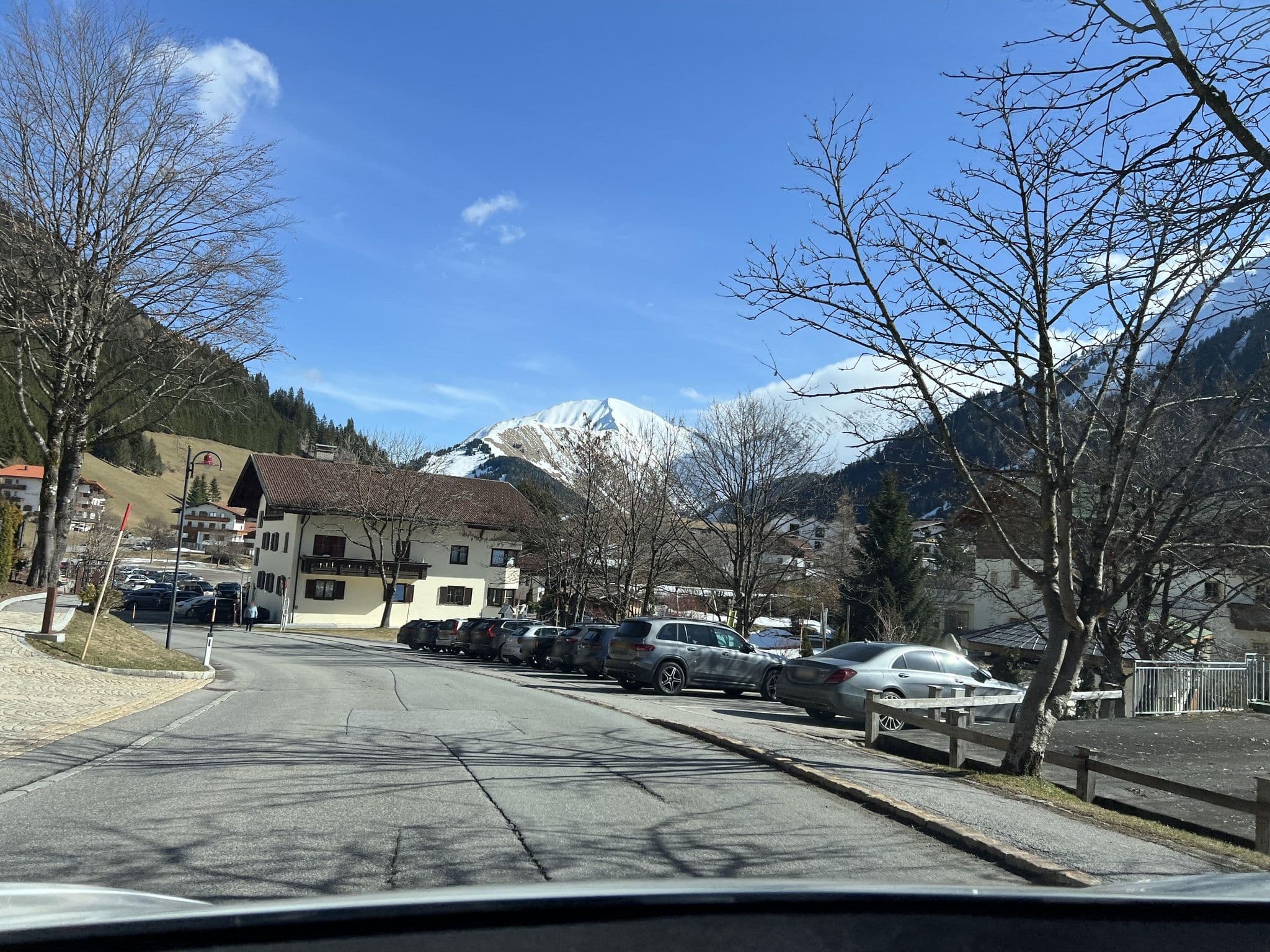 Street view near Hotel Singer - Relais & Châteaux, Höfen — © ottor (CC BY-SA · Mapillary)