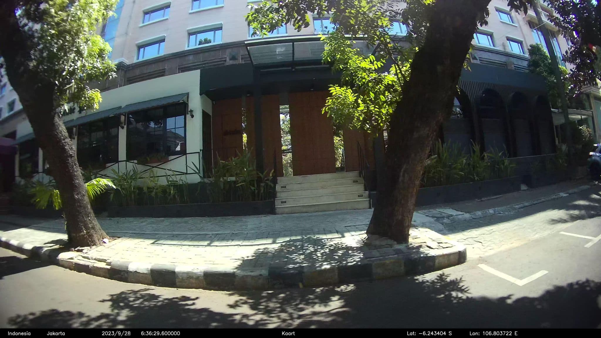 Street view near Hotel Ambhara, Jakarta — © kaart_2 (CC BY-SA · Mapillary)