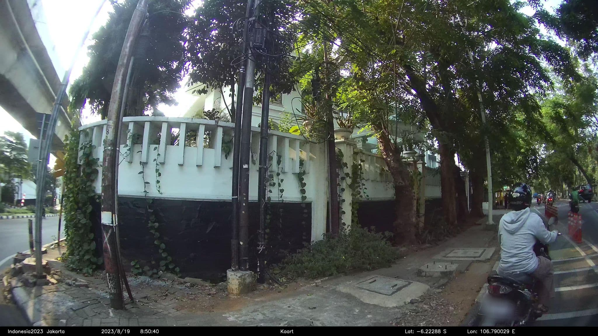 Street view near 7th Floor Parking Lot Hotel Mulia, Jakarta — © kaart5 (CC BY-SA · Mapillary)