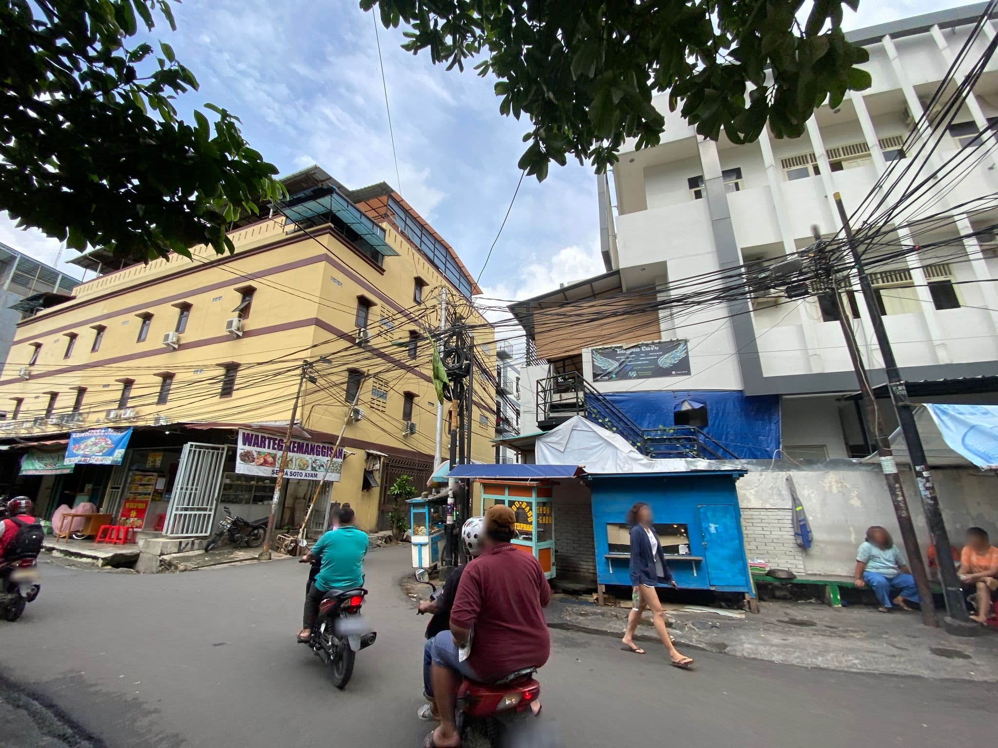 Street view near City Home, Jakarta — © reinhart1010 (CC BY-SA · Mapillary)