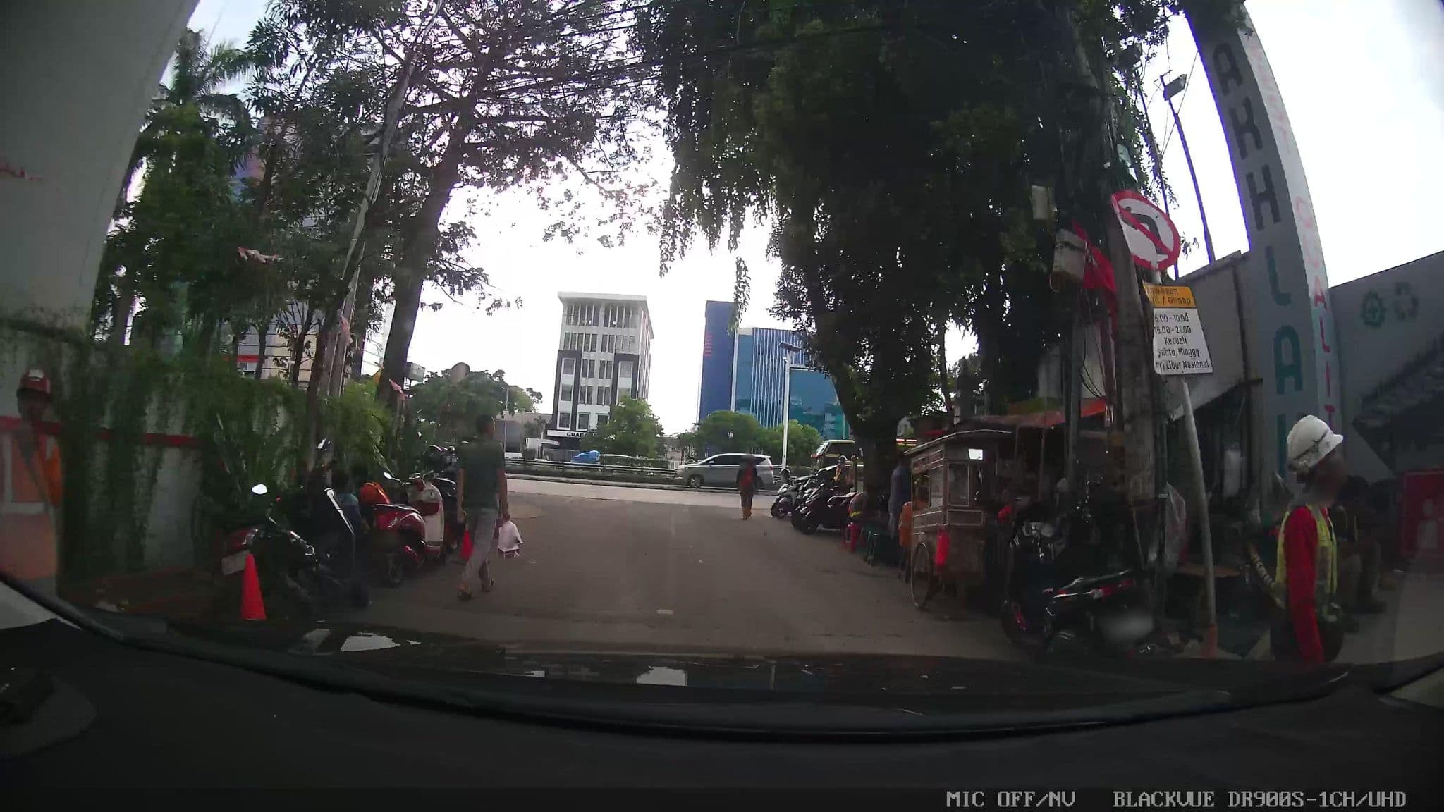 Street view near Areetara Resort, Jakarta — © Kaart---FRONT (CC BY-SA · Mapillary)