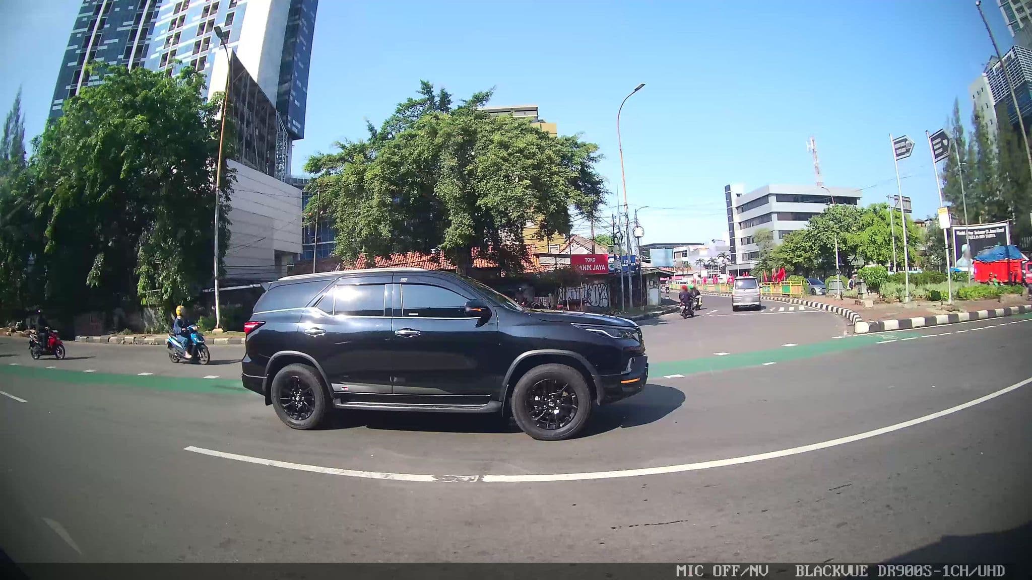 Street view near Executive Club Floor Menara Peninsula Hotel, Jakarta — © Kaart---LEFT (CC BY-SA · Mapillary)
