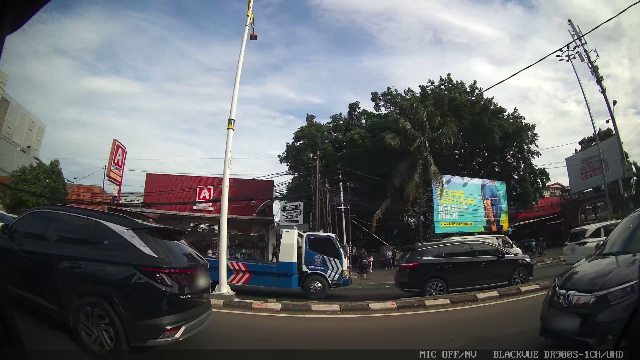 Street view near Onyx Residence, Jakarta — © Kaart---RIGHT (CC BY-SA · Mapillary)