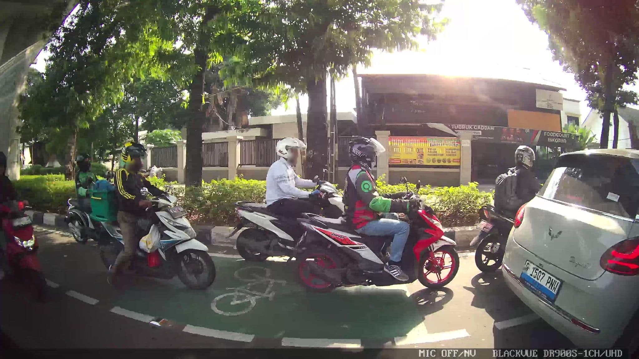 Street view near Hotel Twin Plaza, Jakarta — © Kaart---LEFT (CC BY-SA · Mapillary)
