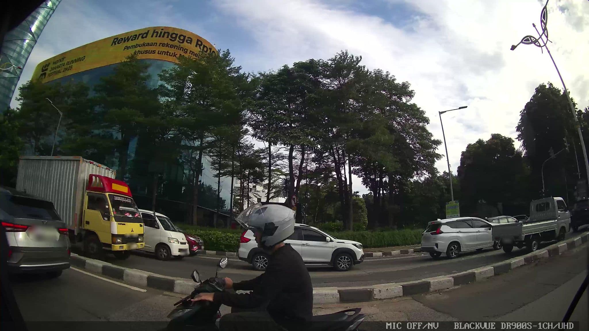 Street view near Novus Puncak -Resort & Spa-, Jakarta — © Kaart---RIGHT (CC BY-SA · Mapillary)