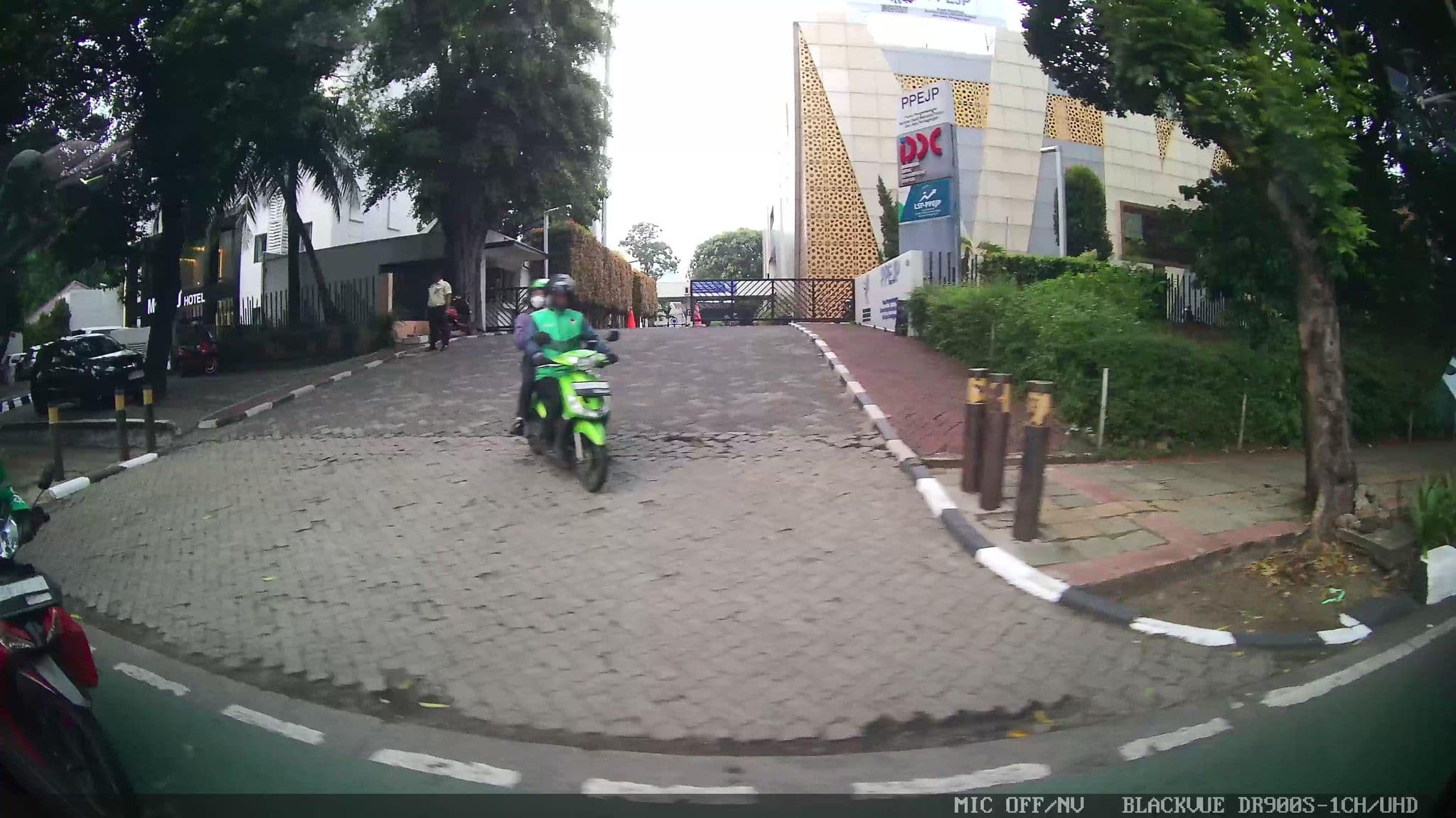 Street view near Hotel Tropic, Jakarta — © Kaart---LEFT (CC BY-SA · Mapillary)