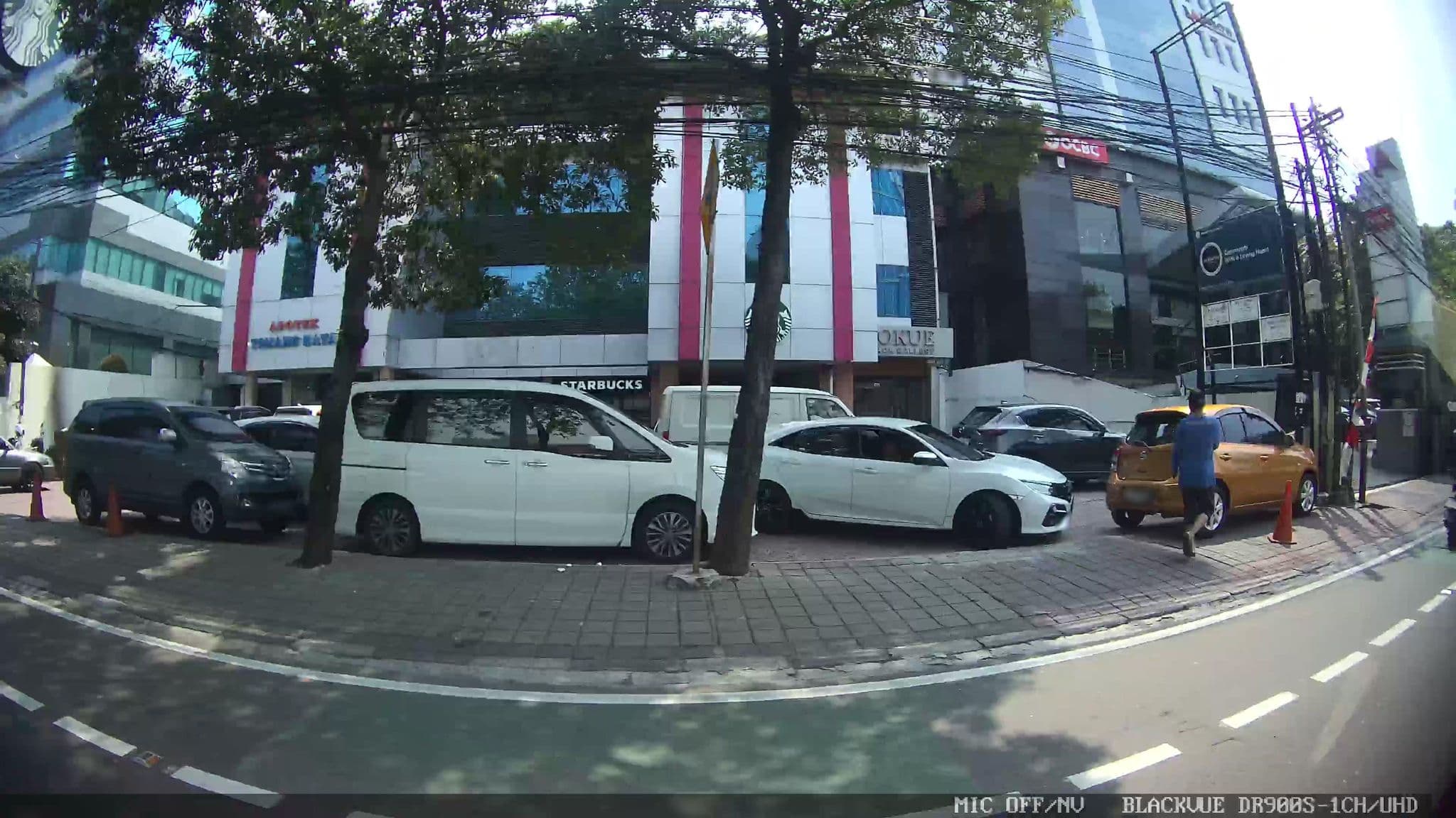 Street view near Hotel Kawanua Aerotel, Jakarta — © kaart_1 (CC BY-SA · Mapillary)