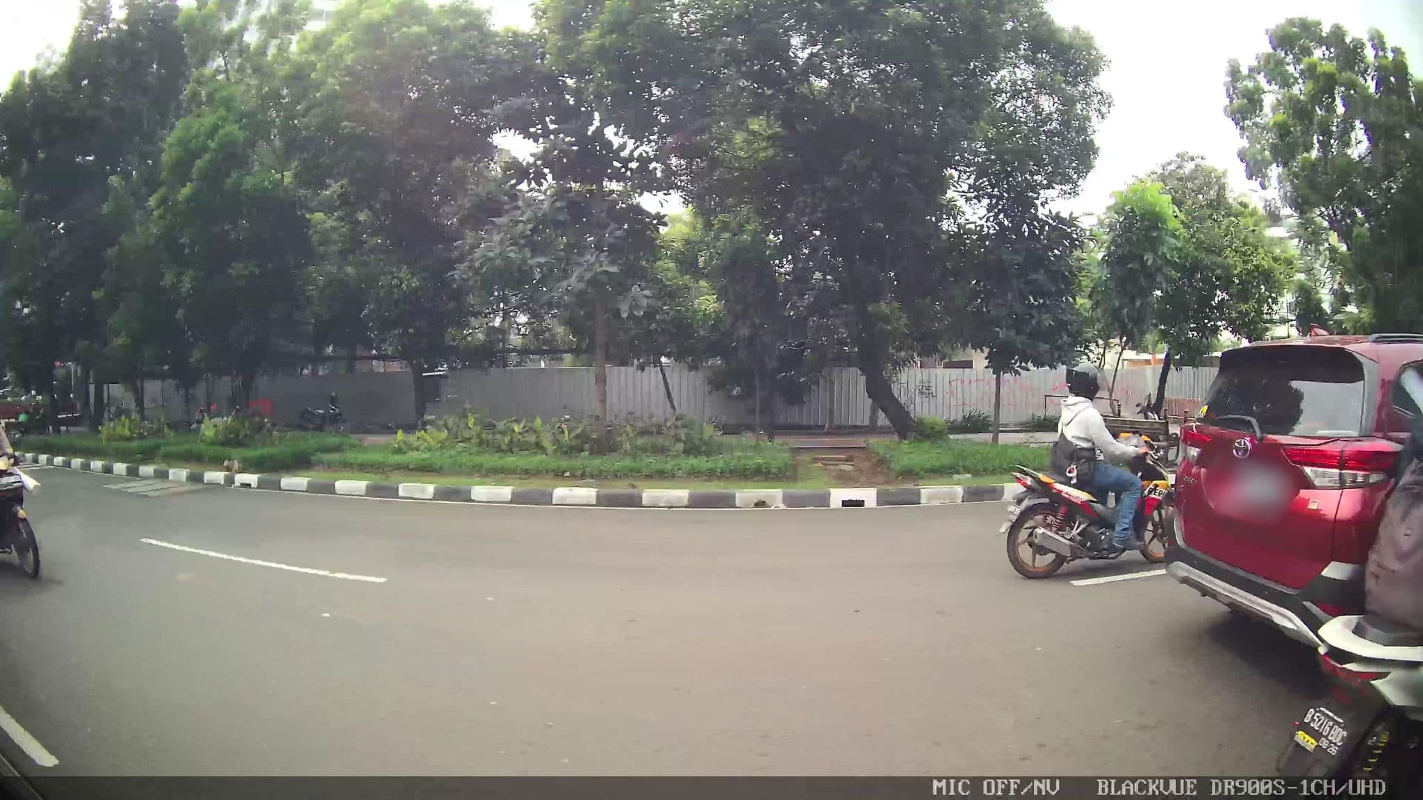 Street view near Maven Gloria Suites, Jakarta — © Kaart---LEFT (CC BY-SA · Mapillary)