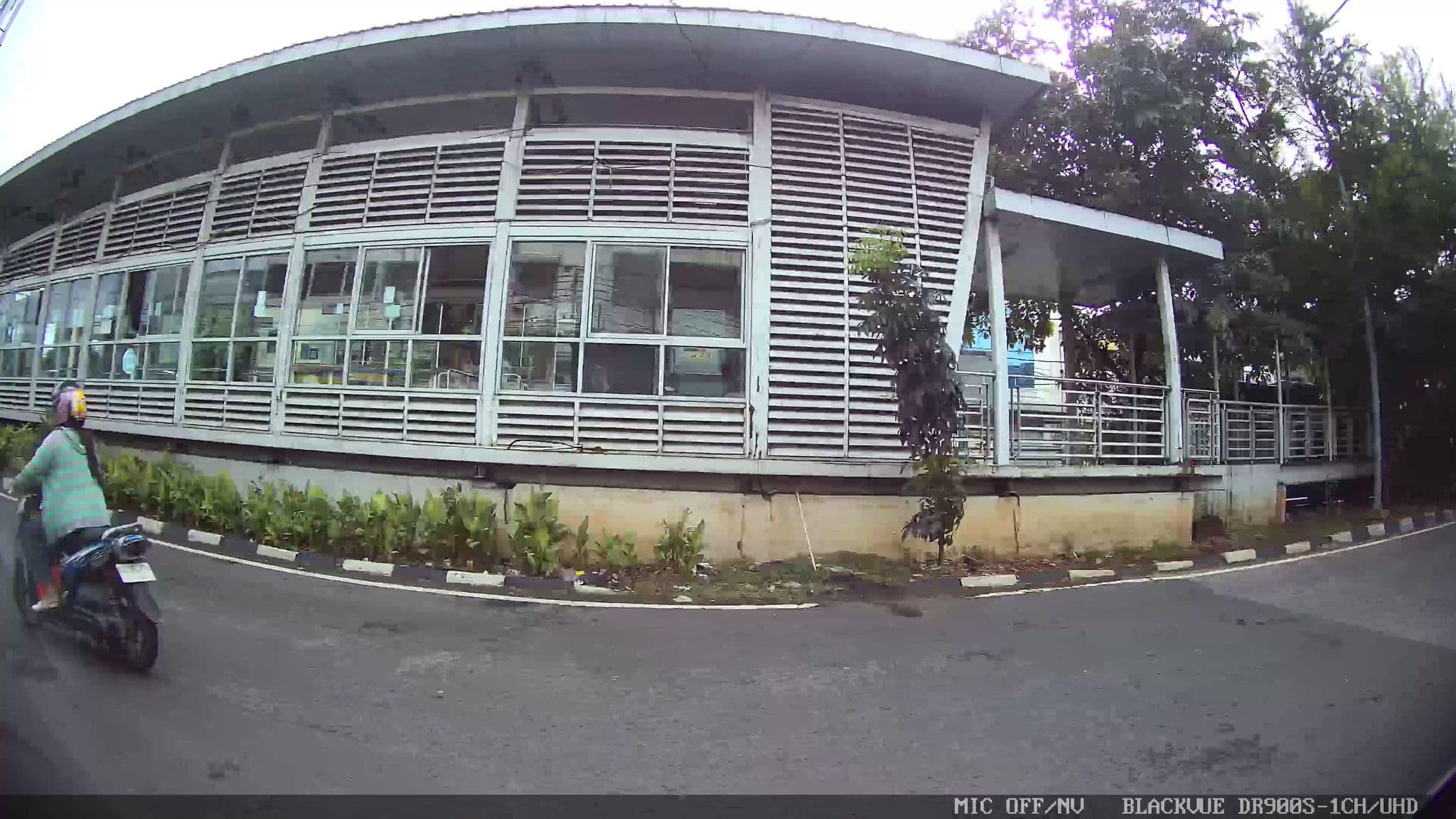 Street view near Erajaya Hotel with Rooftop Pool, Jakarta — © Kaart---RIGHT (CC BY-SA · Mapillary)