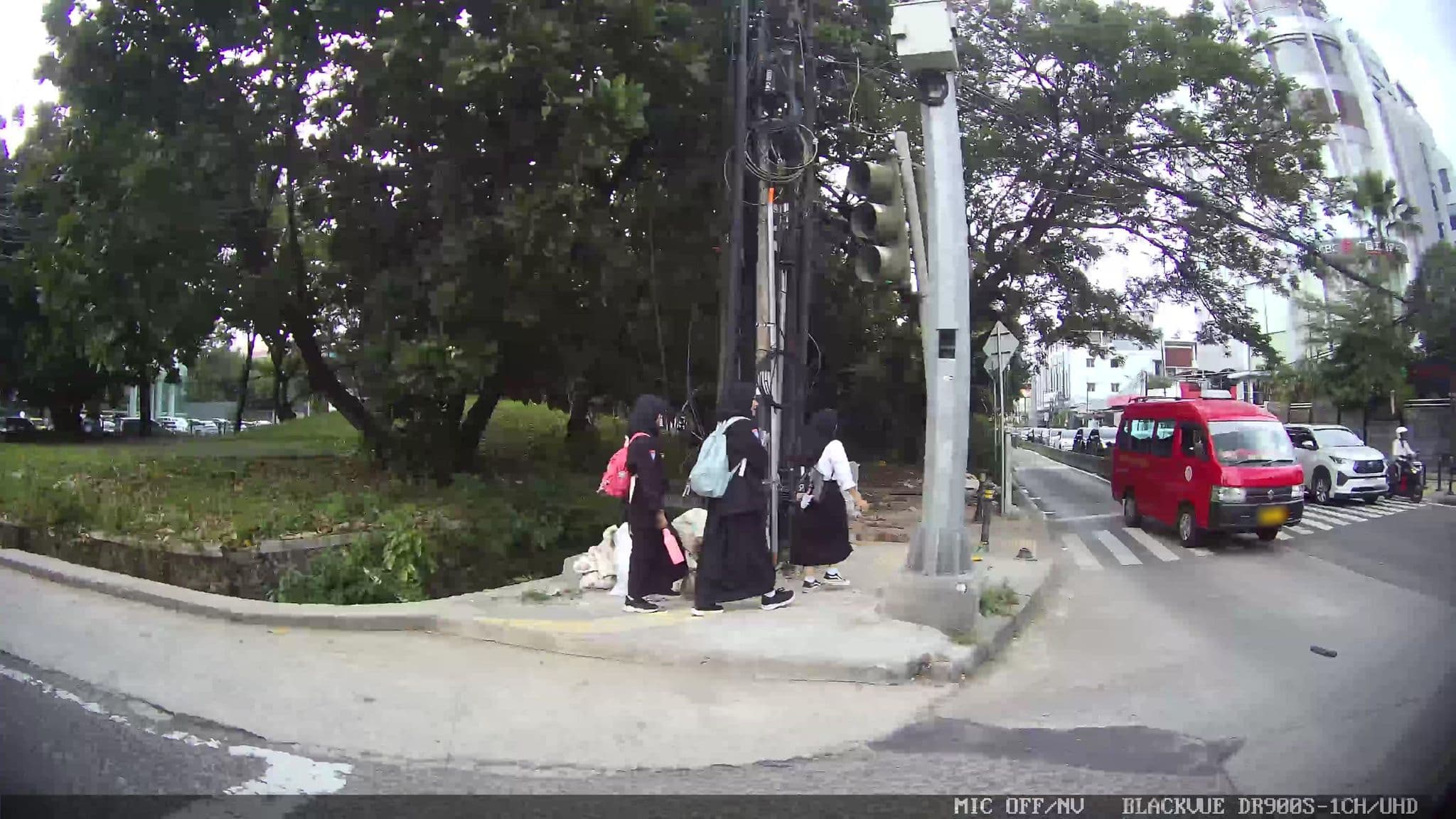 Street view near Whiz hotel cikarang, Jakarta — © Kaart---LEFT (CC BY-SA · Mapillary)