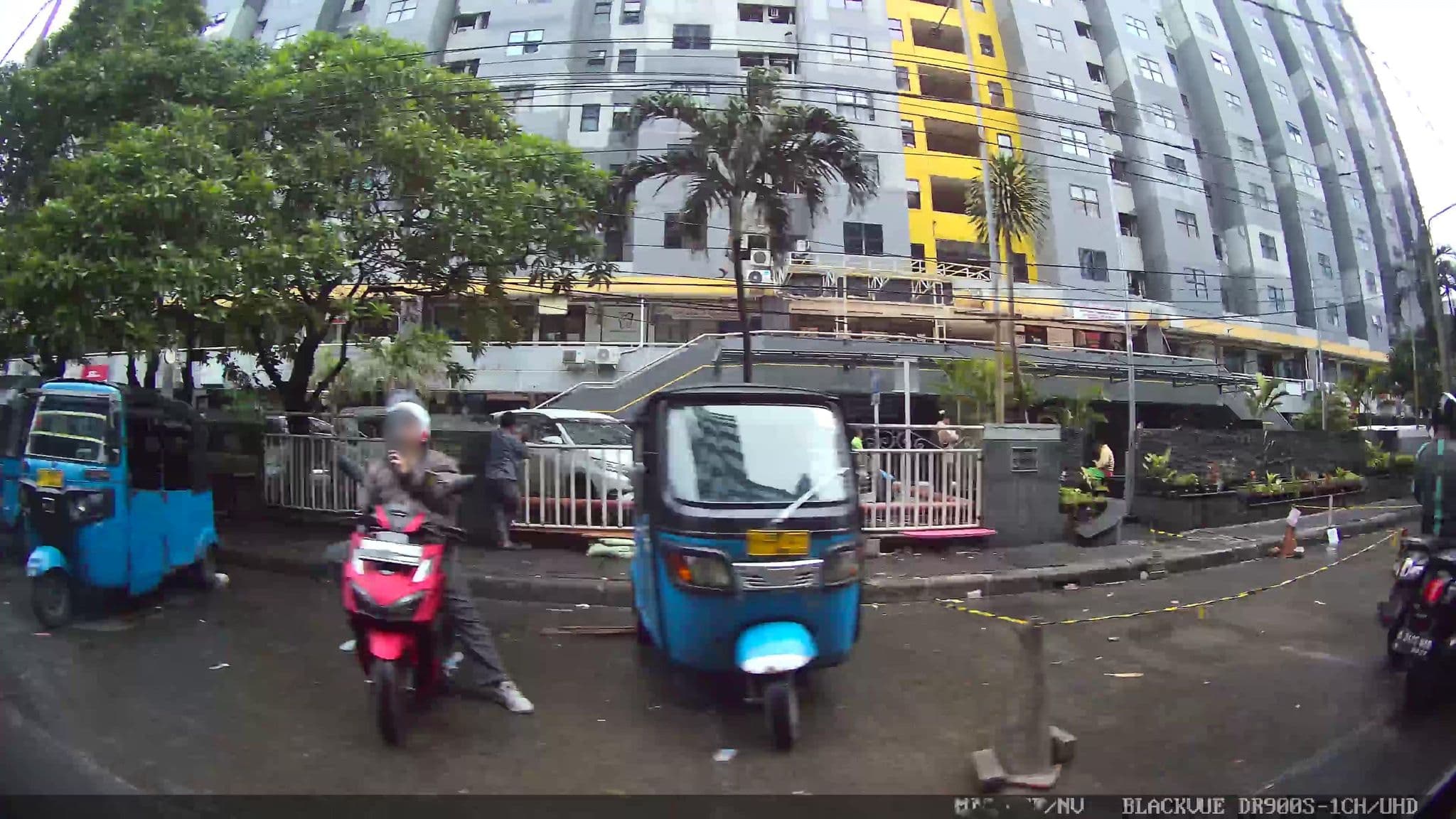 Street view near Laguna Apartment's Swimming Pool, Jakarta — © Kaart---RIGHT (CC BY-SA · Mapillary)