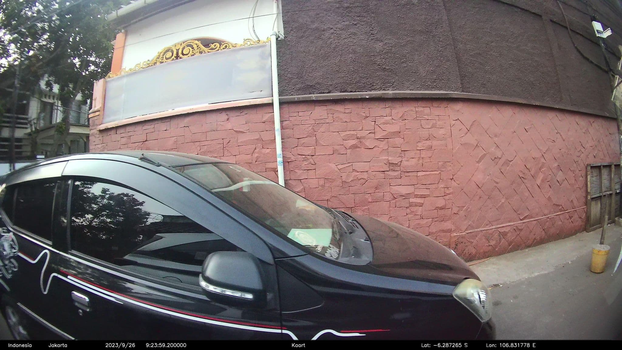 Street view near Andre's Hot Bed, Jakarta — © kaart5 (CC BY-SA · Mapillary)