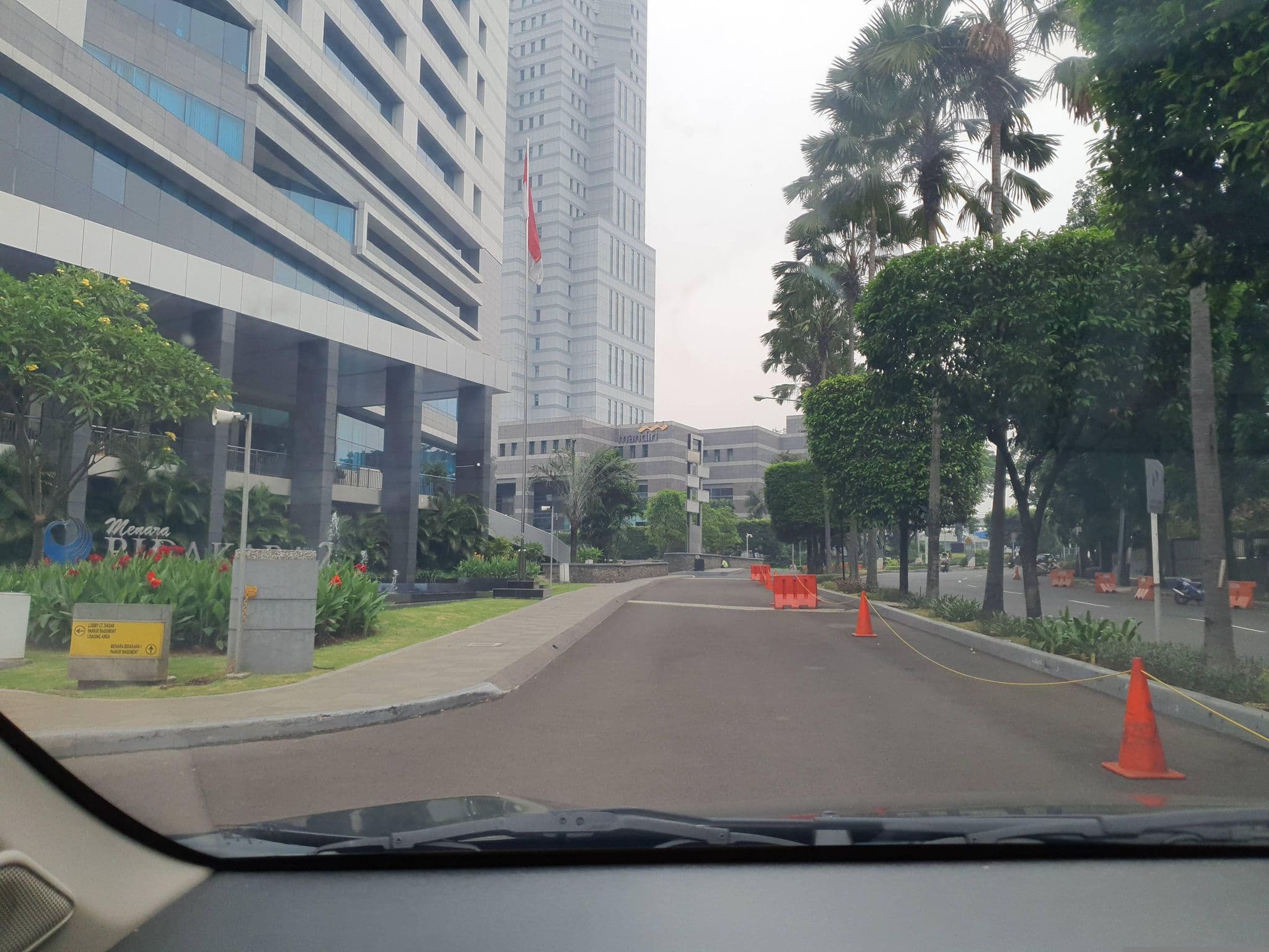 Street view near Kunthi 206 - Bidakara Hotel, Jakarta — © FotoPeta (CC BY-SA · Mapillary)