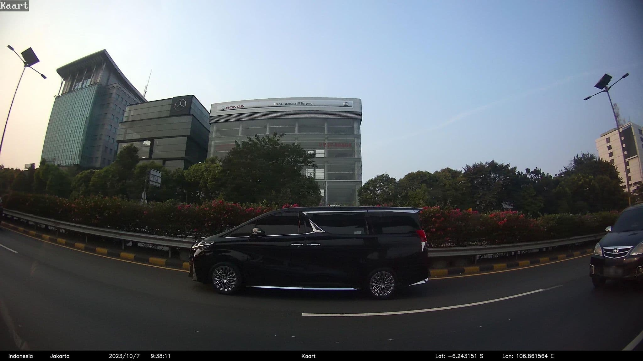 Street view near Hotel harris sentul, Jakarta — © kaart5 (CC BY-SA · Mapillary)