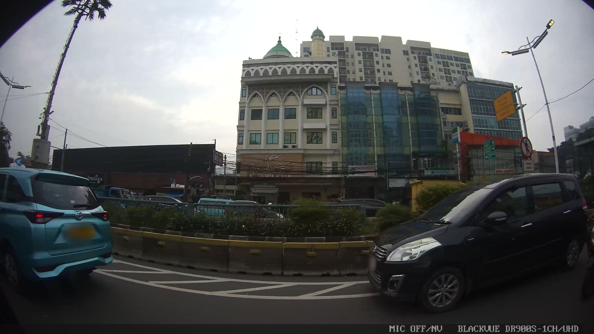 Street view near Novotel Bogor, Jakarta — © Kaart---RIGHT (CC BY-SA · Mapillary)