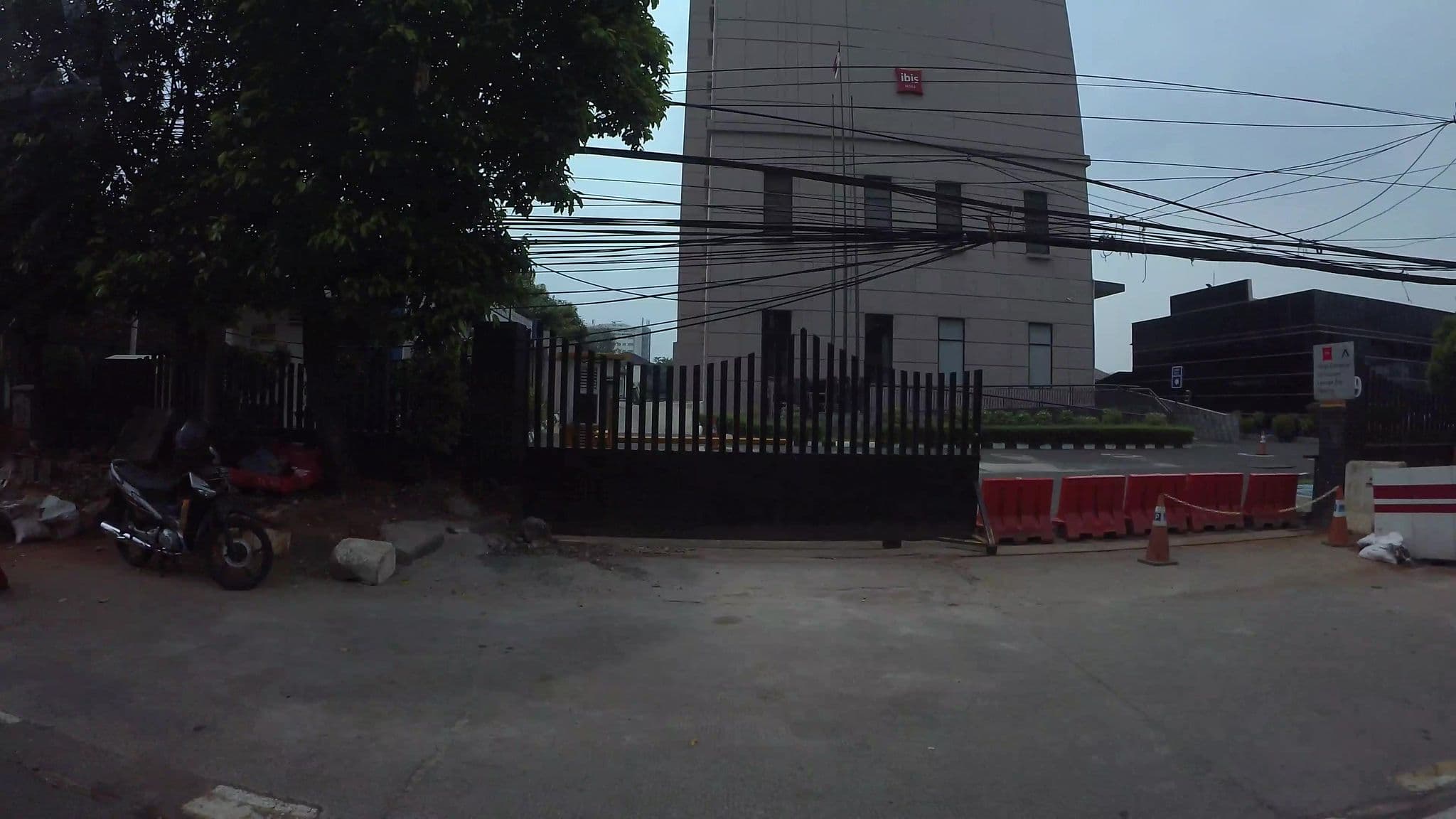 Street view near Sentral Cawang Hotel, Jakarta — © kaart_3 (CC BY-SA · Mapillary)