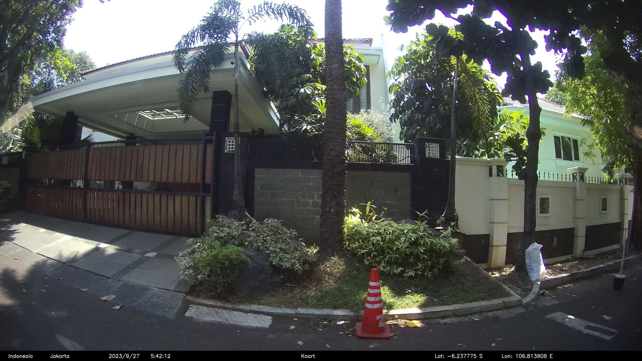 Street view near Felix's home, Jakarta — © kaart_2 (CC BY-SA · Mapillary)