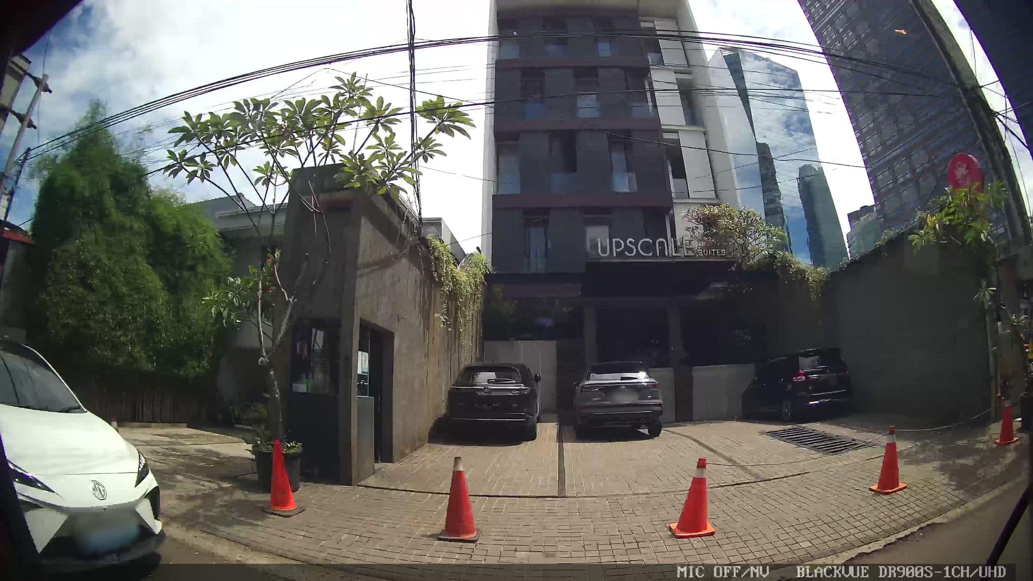 Street view near Reddoorz Near Wtc, Jakarta — © Kaart---RIGHT (CC BY-SA · Mapillary)