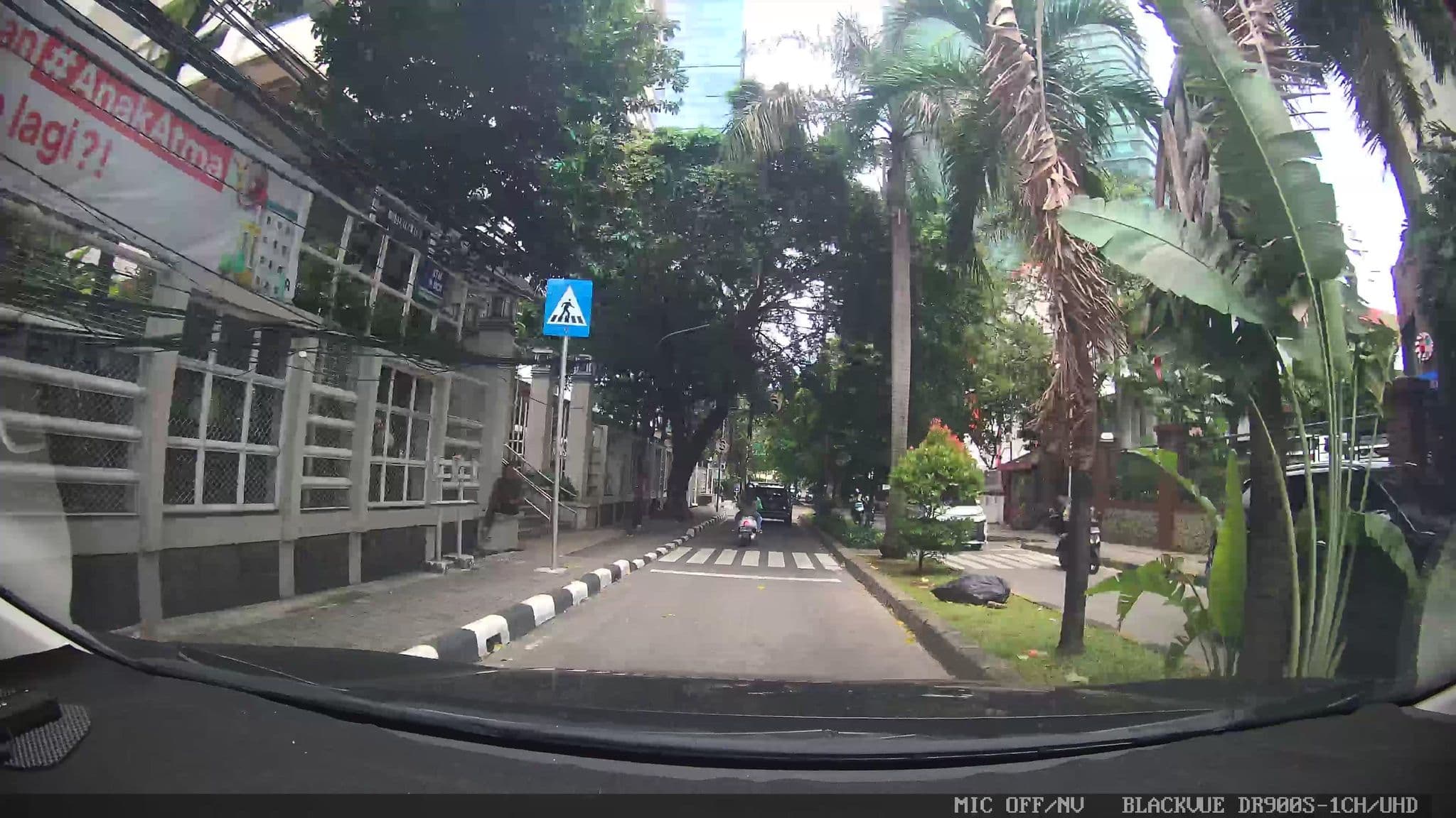 Street view near Ruang Teratai Hotel Aryaduta Lantai 5, Jakarta — © Kaart---FRONT (CC BY-SA · Mapillary)
